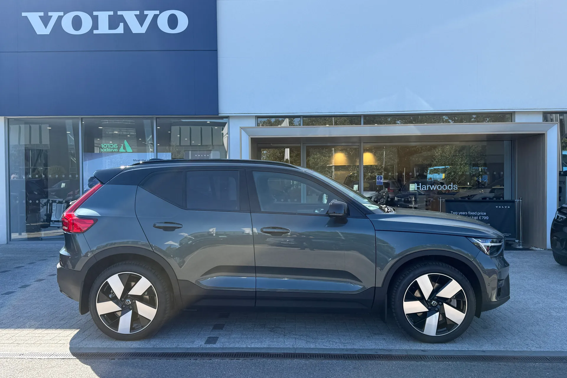 Volvo EX40 thumbnail image number 2
