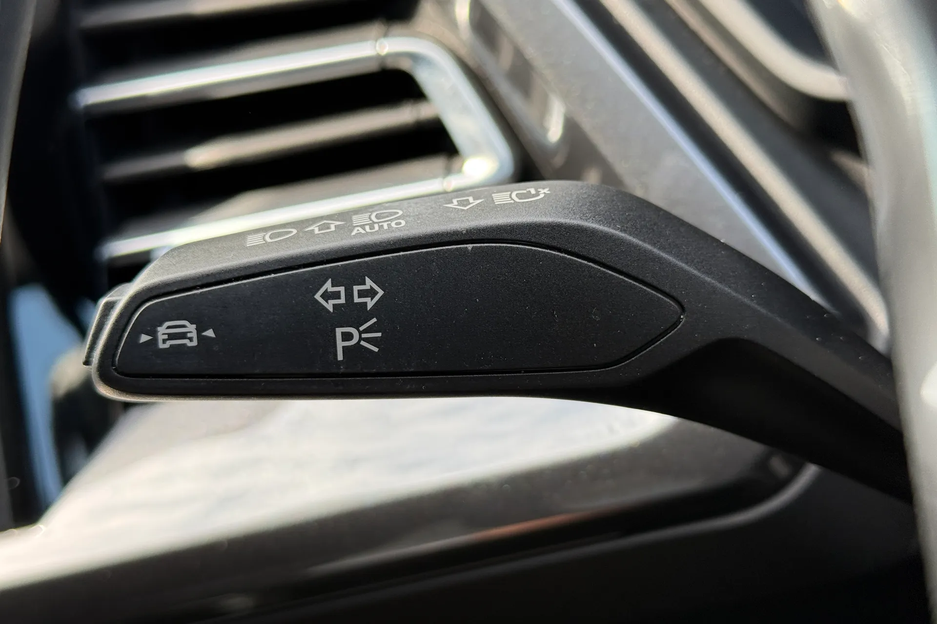 Audi Q4 thumbnail image number 18