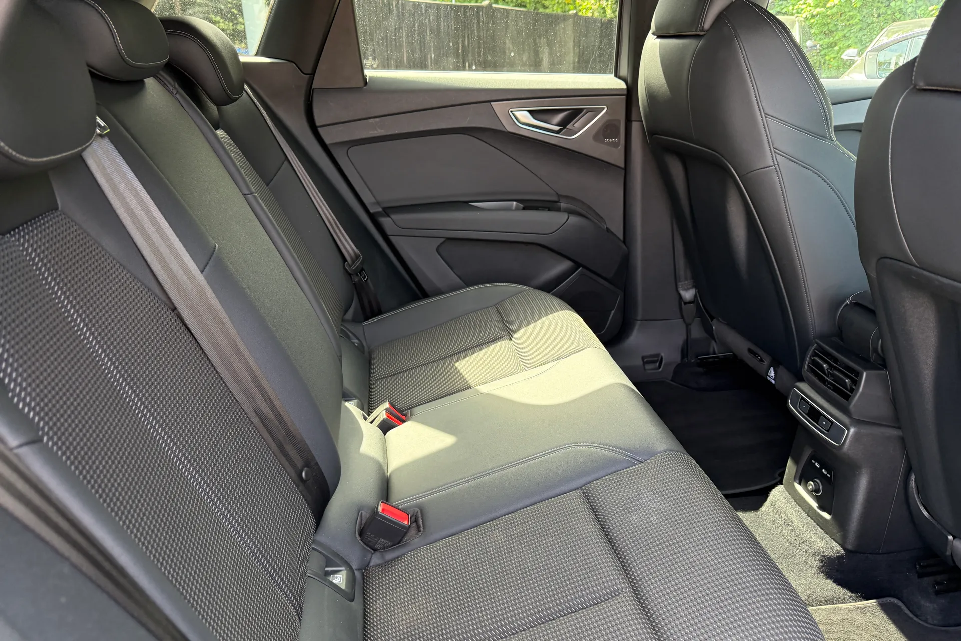 Audi Q4 thumbnail image number 28