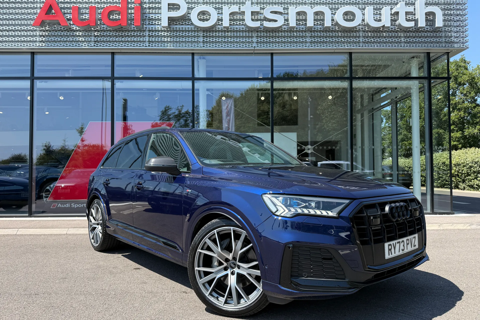 Audi Q7 focused image