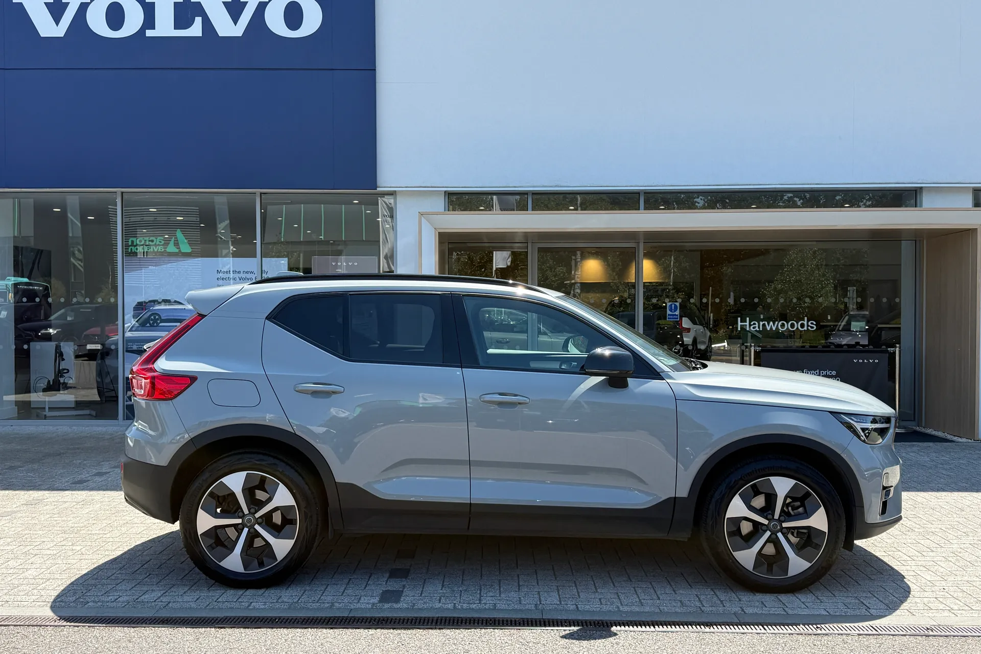 Volvo XC40 thumbnail image number 2