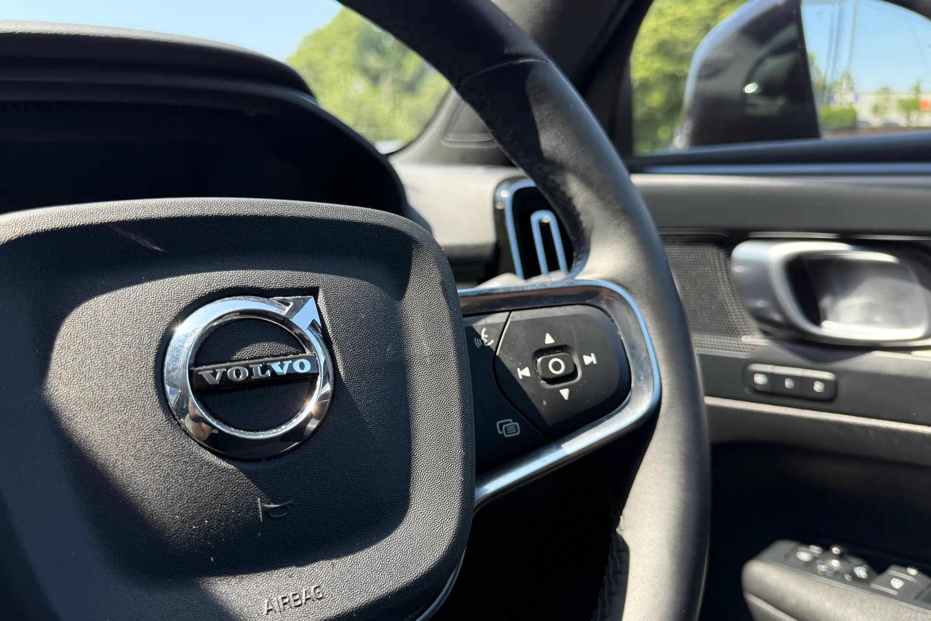 Volvo XC40 thumbnail image number 38