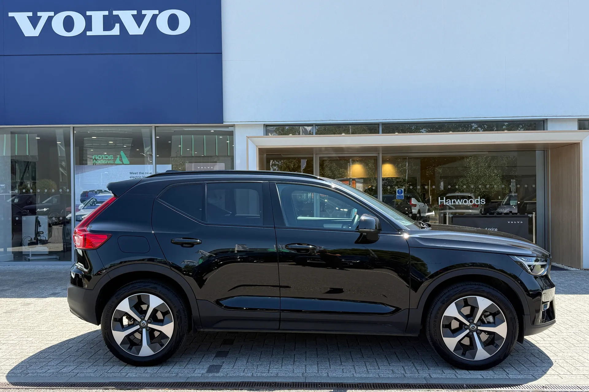 Volvo XC40 thumbnail image number 2