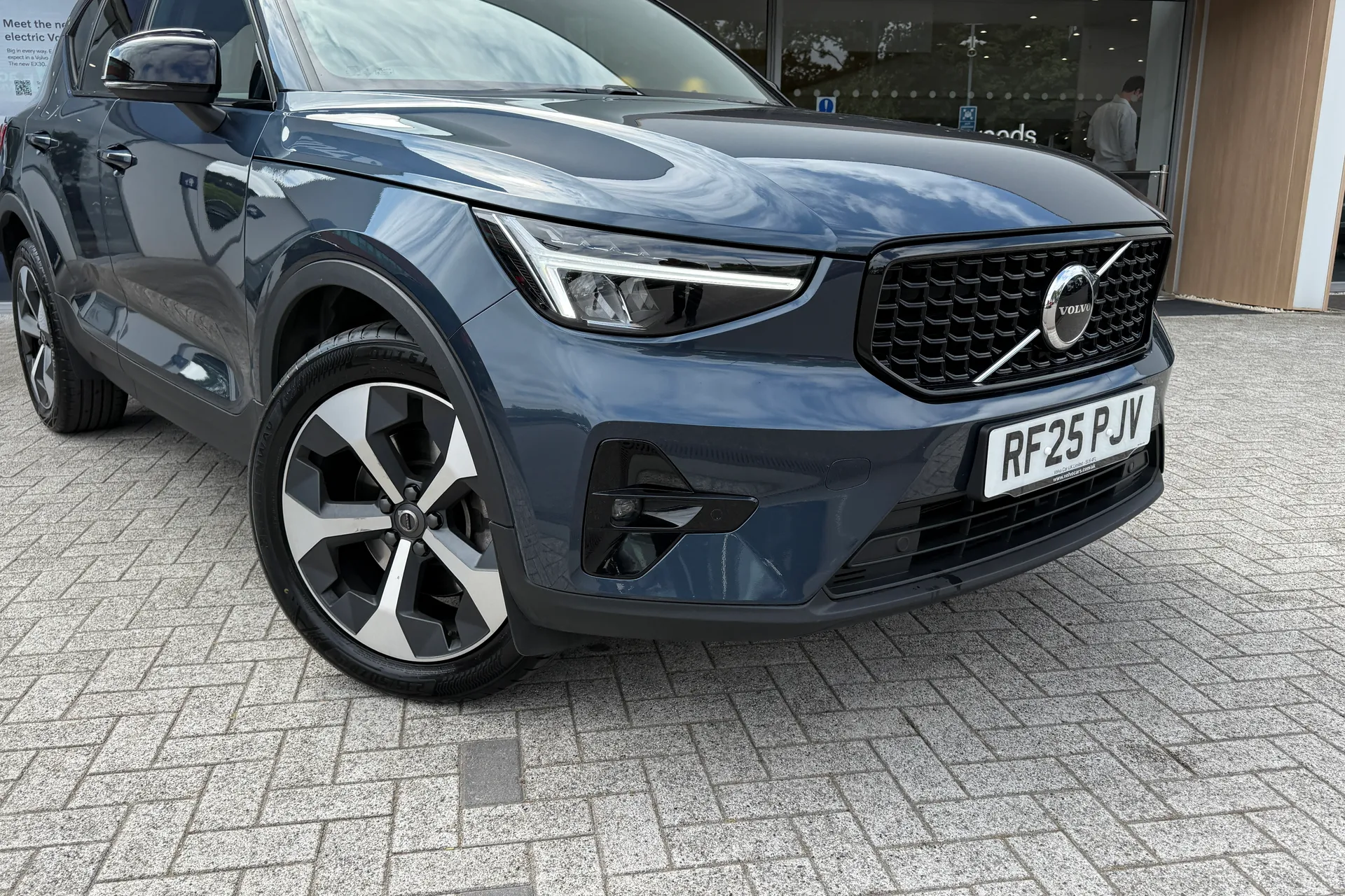 Volvo XC40 thumbnail image number 2