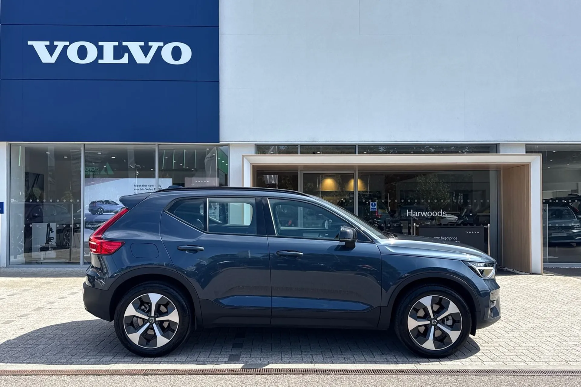 Volvo XC40 thumbnail image number 2