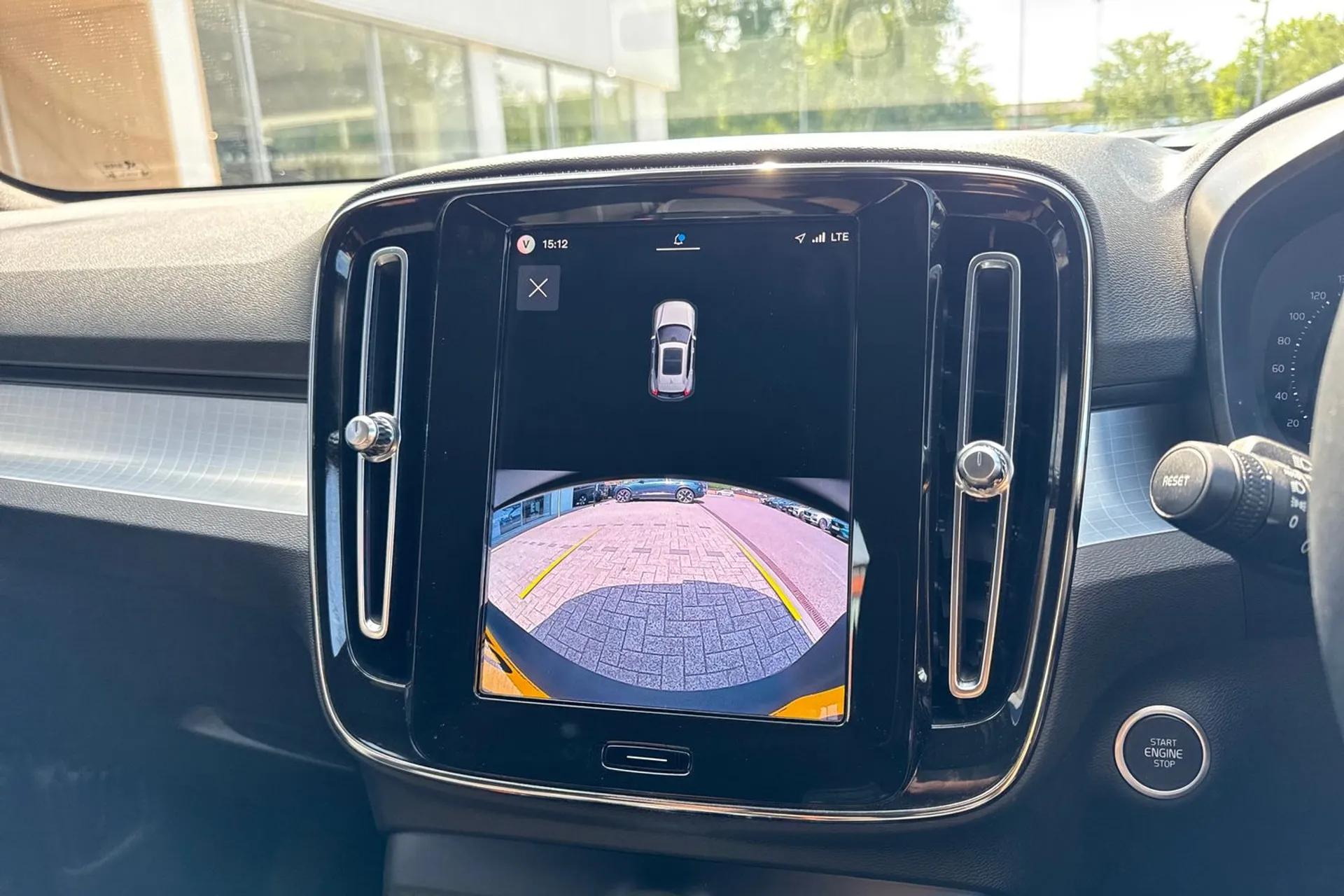 Volvo XC40 thumbnail image number 4