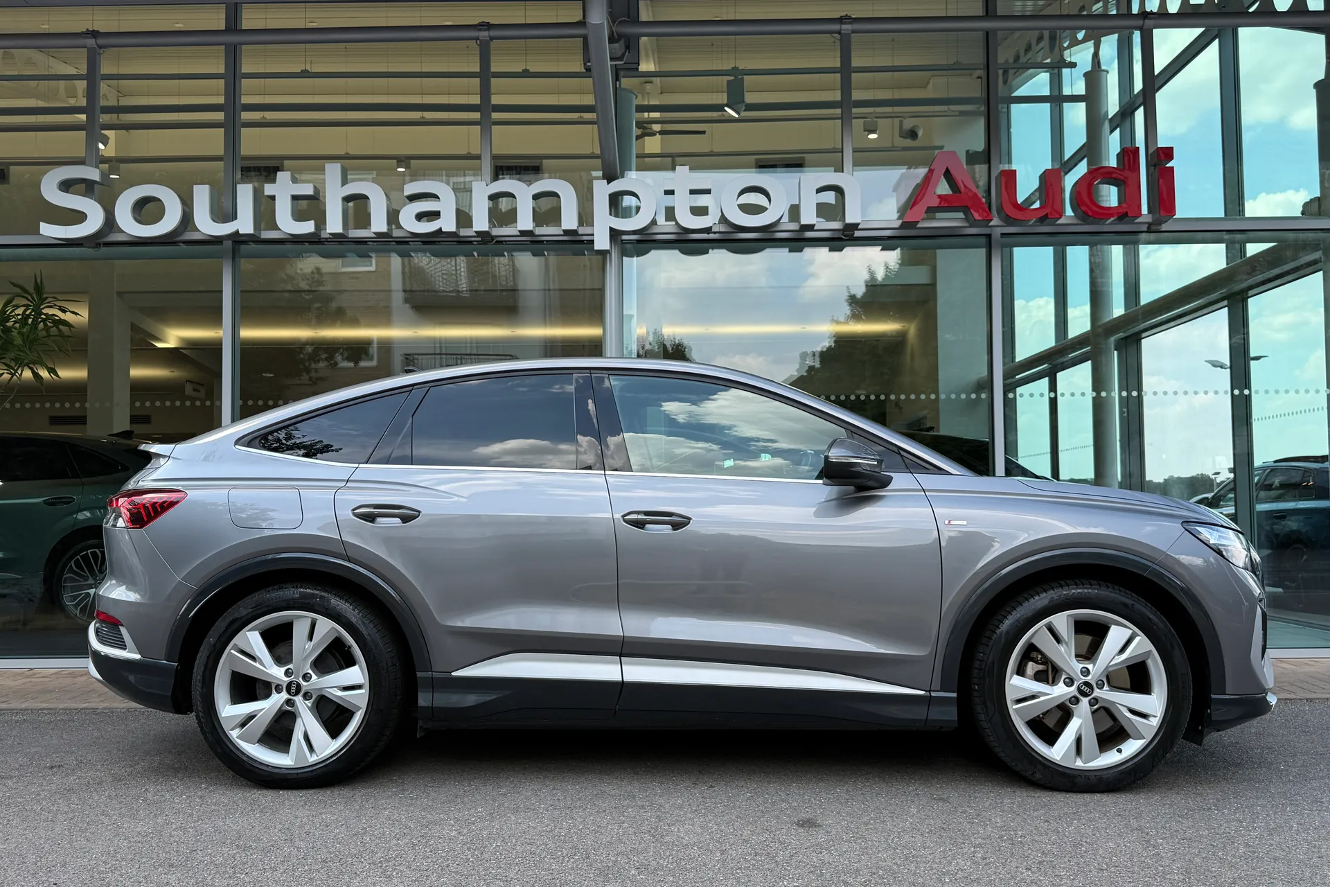 Audi Q4 thumbnail image number 4
