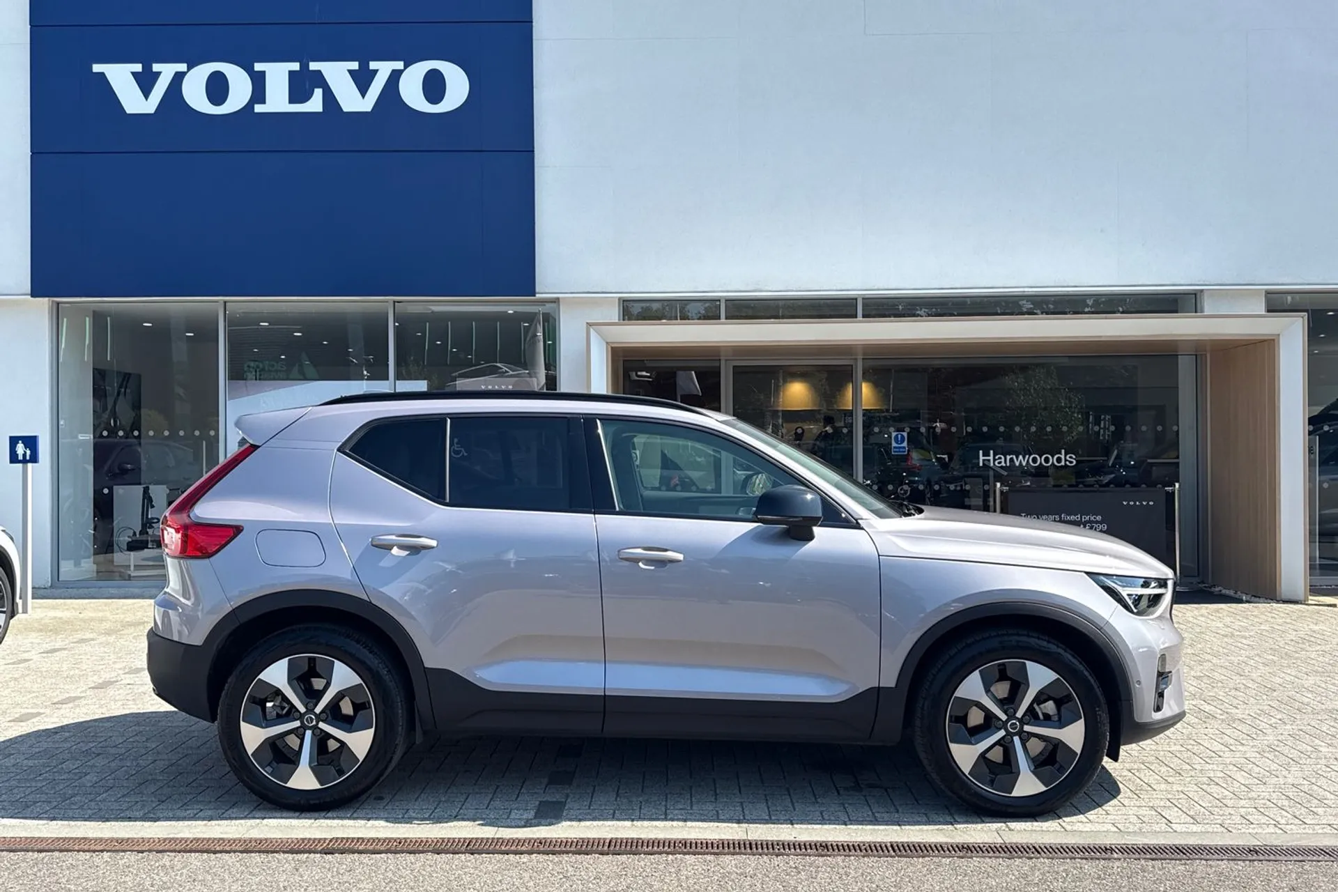 Volvo XC40 thumbnail image number 2