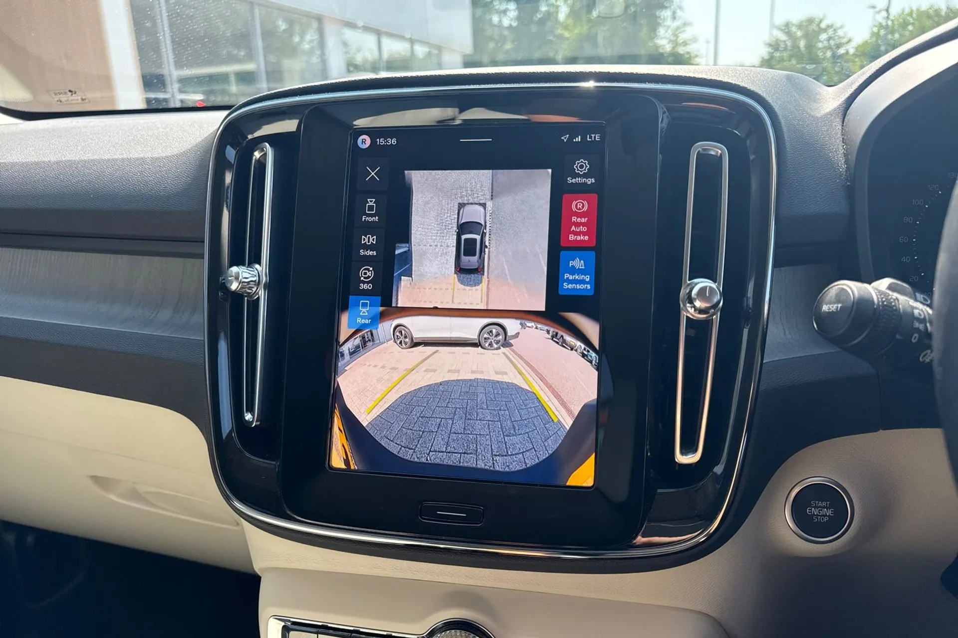 Volvo XC40 thumbnail image number 4