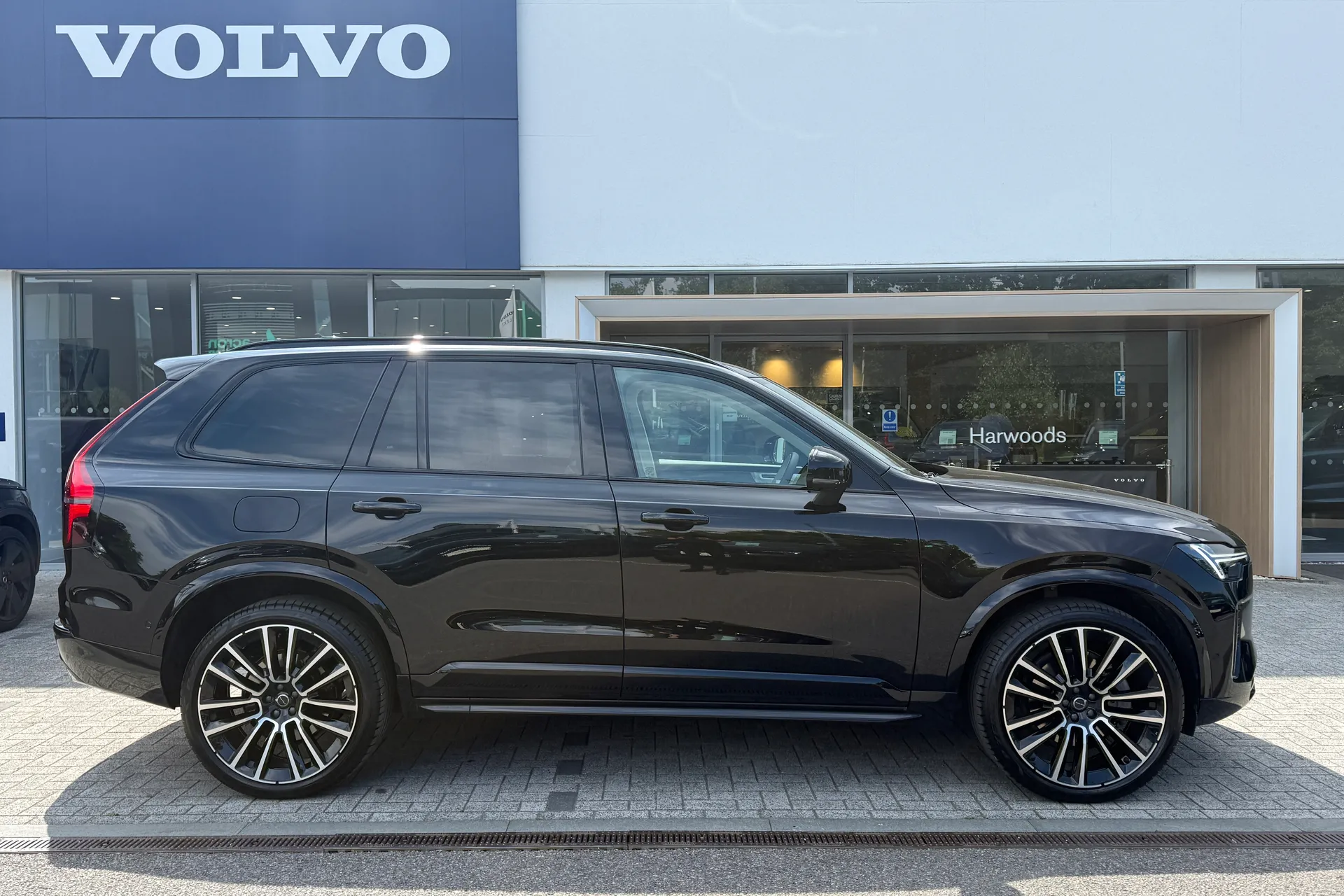 Volvo XC90 thumbnail image number 2