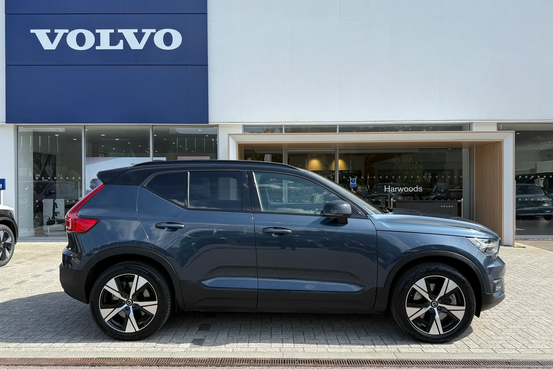 Volvo XC40 thumbnail image number 2