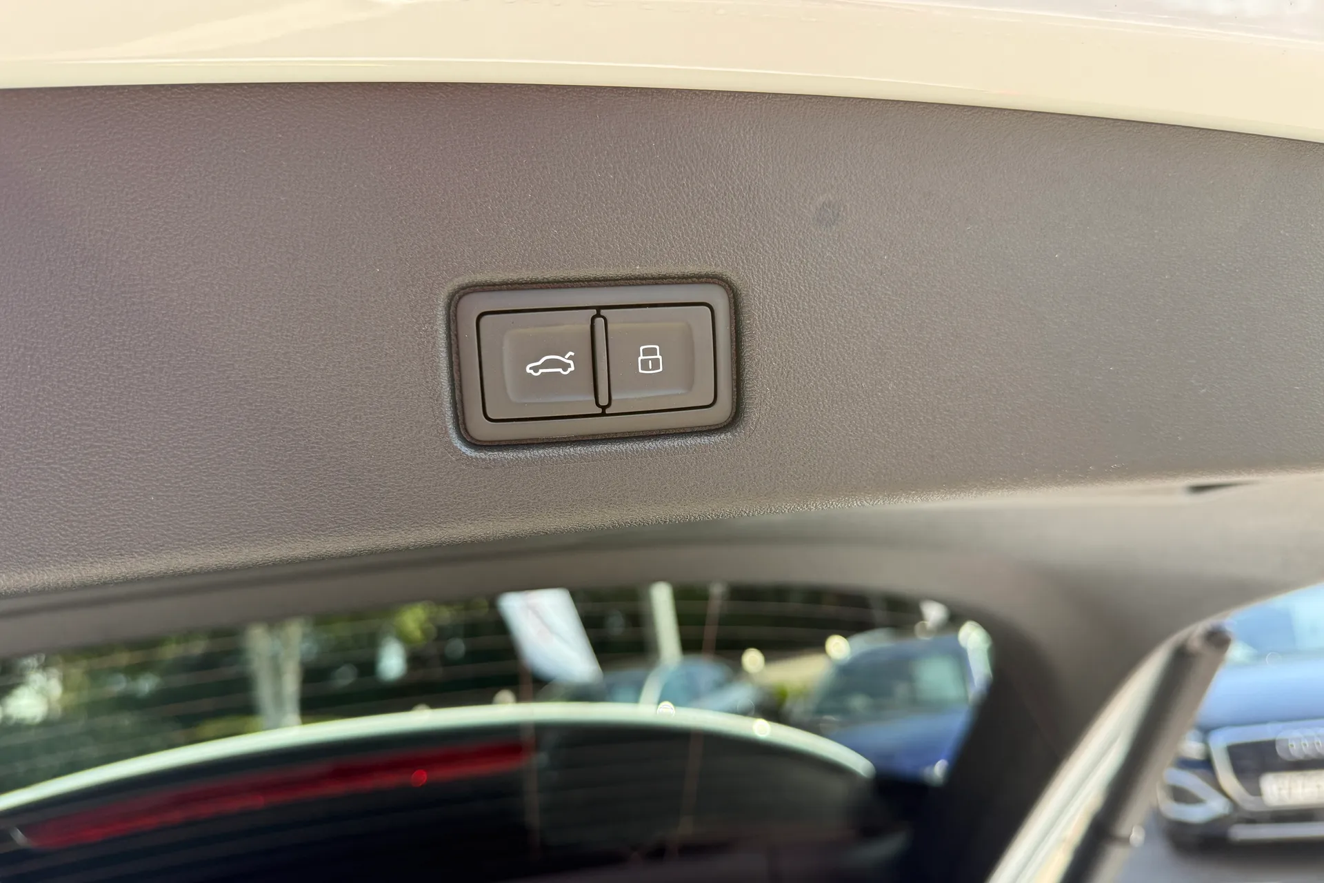 Audi Q4 e-tron thumbnail image number 24