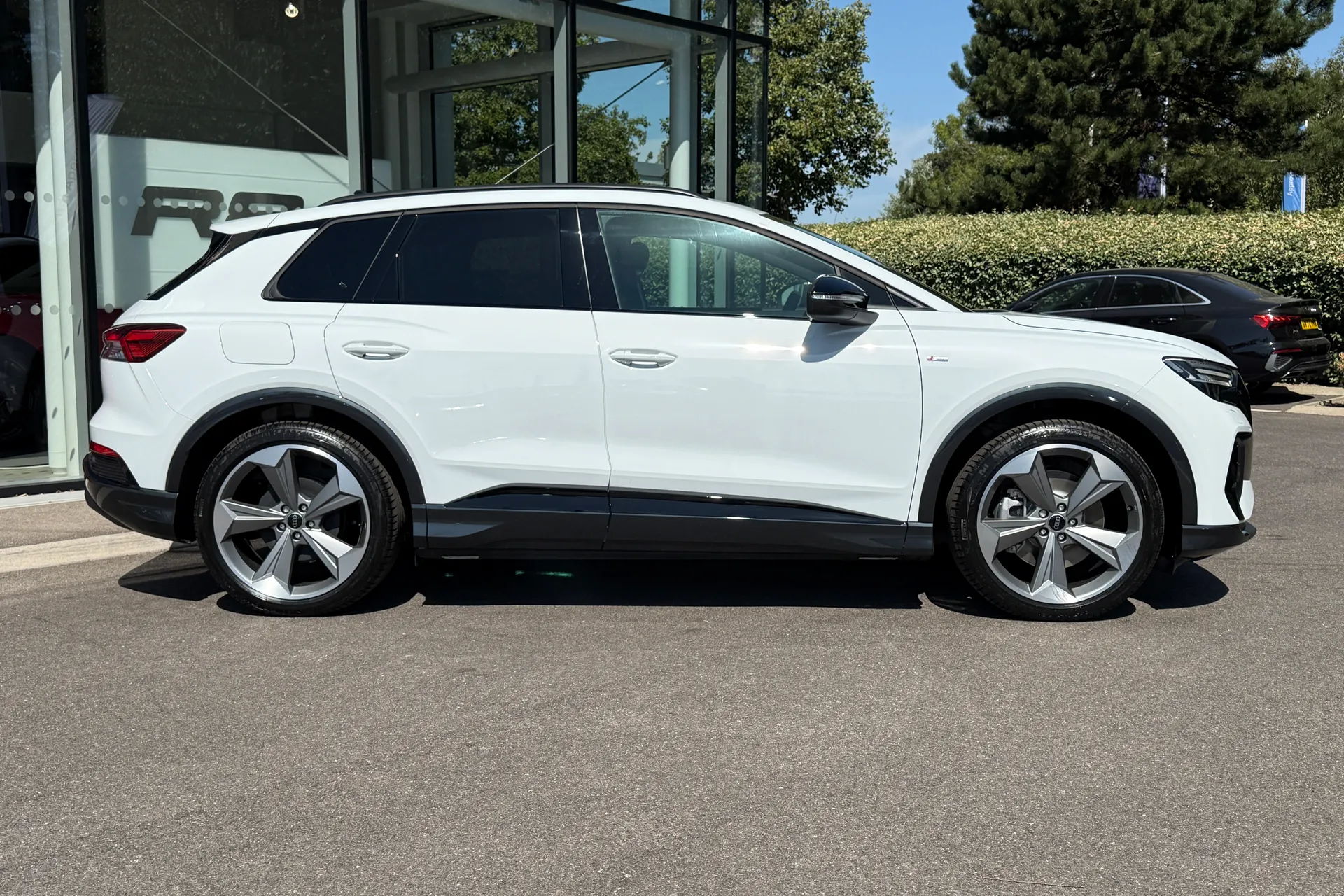 Audi Q4 e-tron thumbnail image number 2