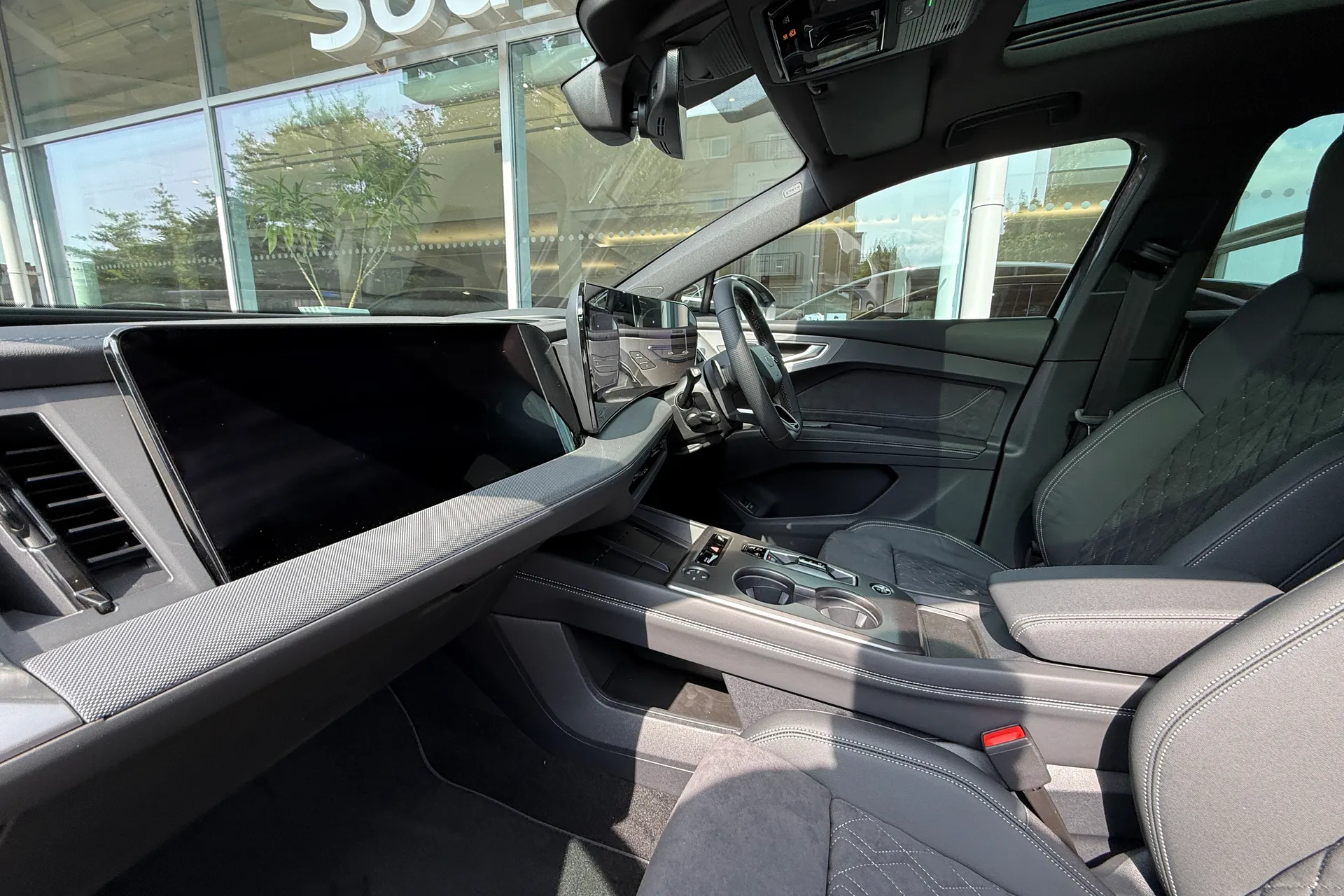 Audi Q4 e-tron thumbnail image number 2