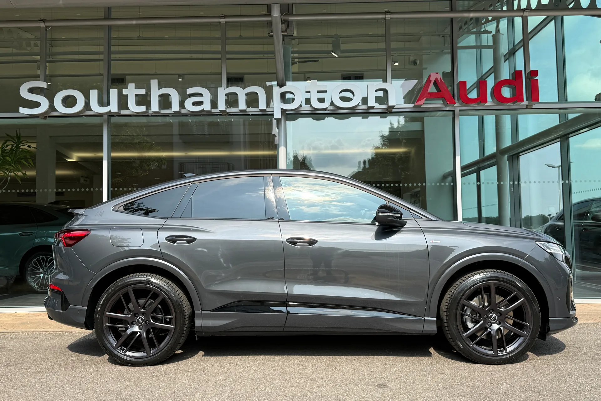 Audi Q4 e-tron thumbnail image number 4