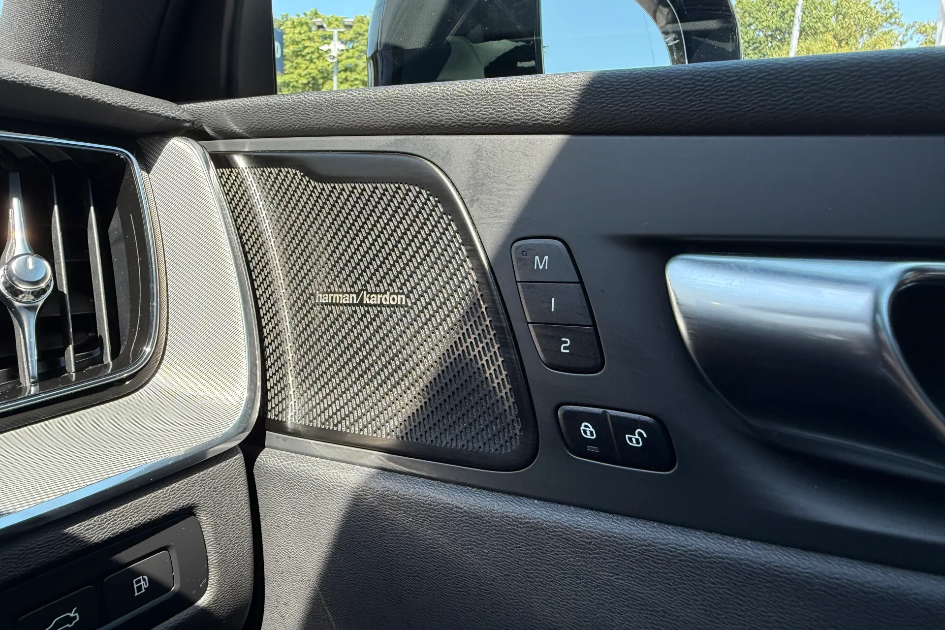 Volvo XC60 thumbnail image number 43
