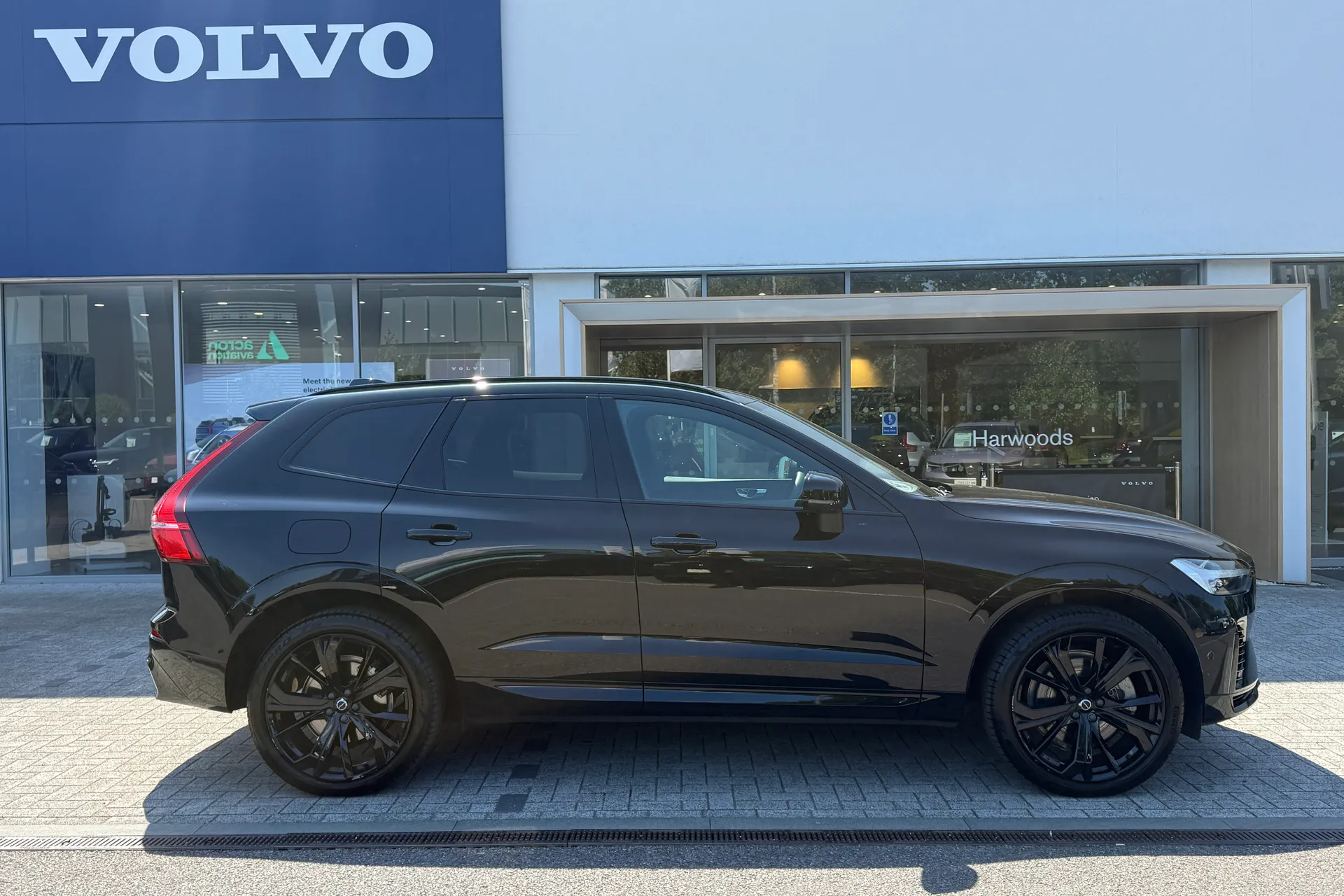 Volvo XC60 thumbnail image number 2