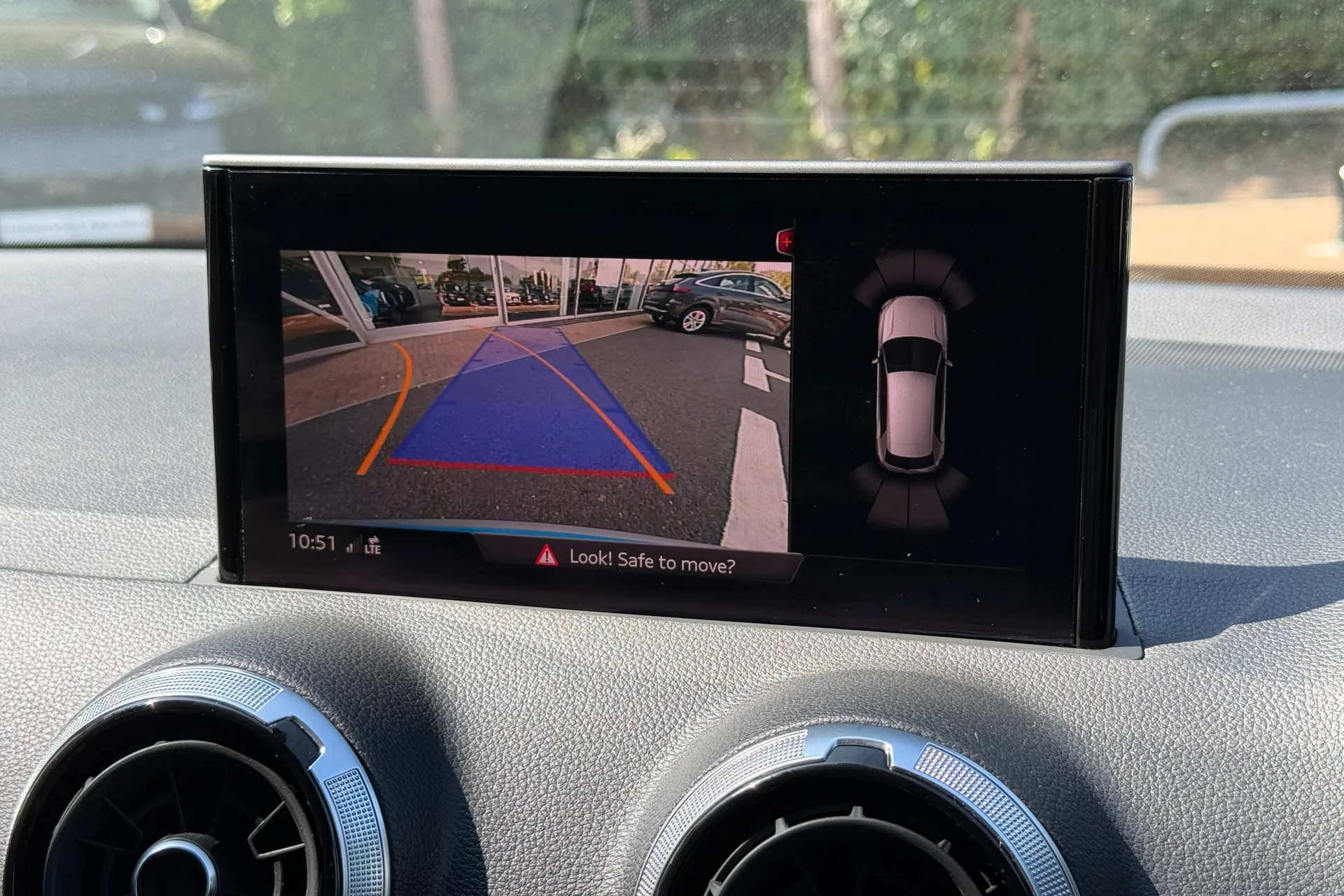 Audi Q2 thumbnail image number 7