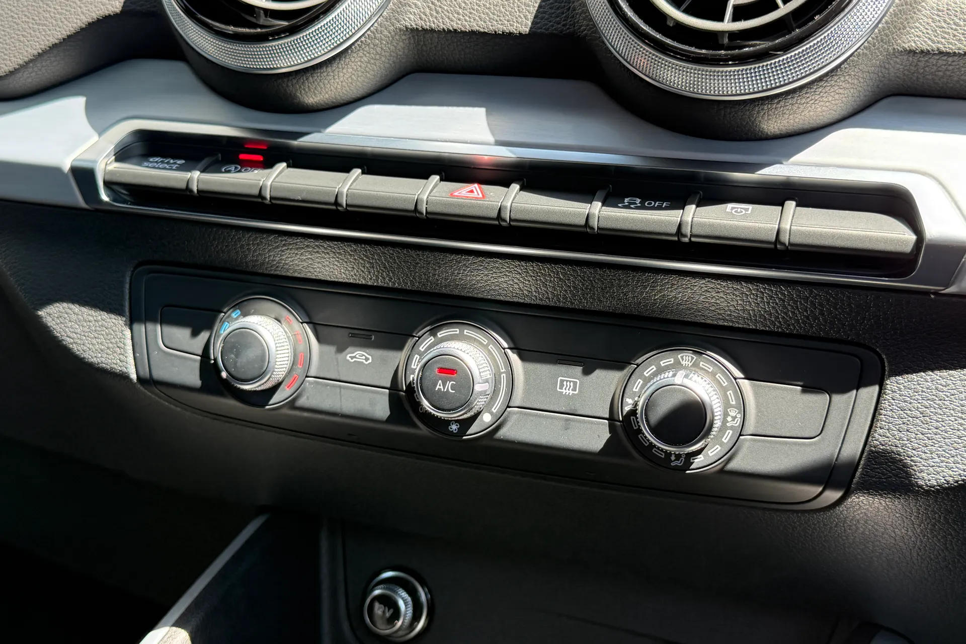 Audi Q2 thumbnail image number 32