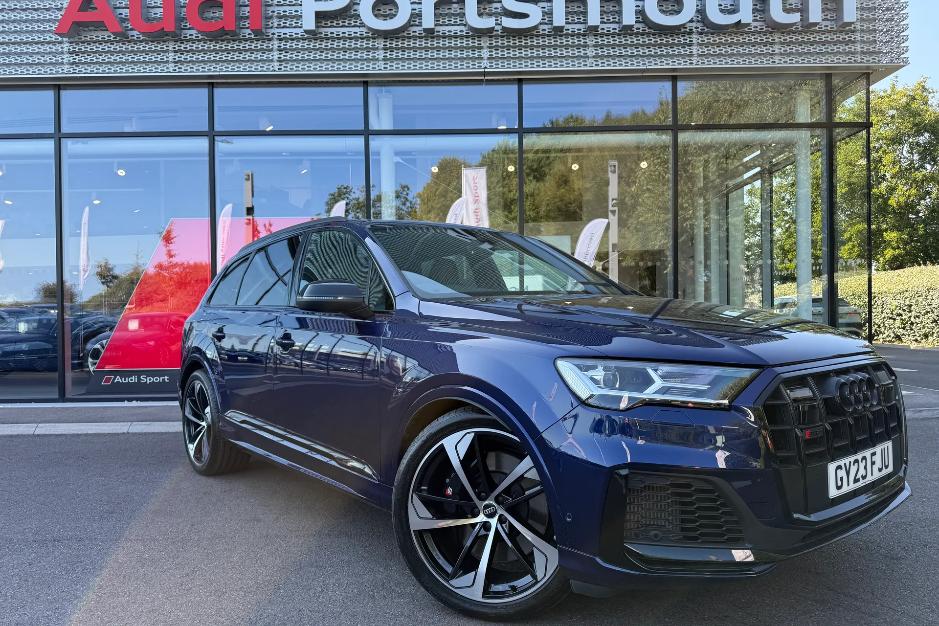 Audi Q7 focused image