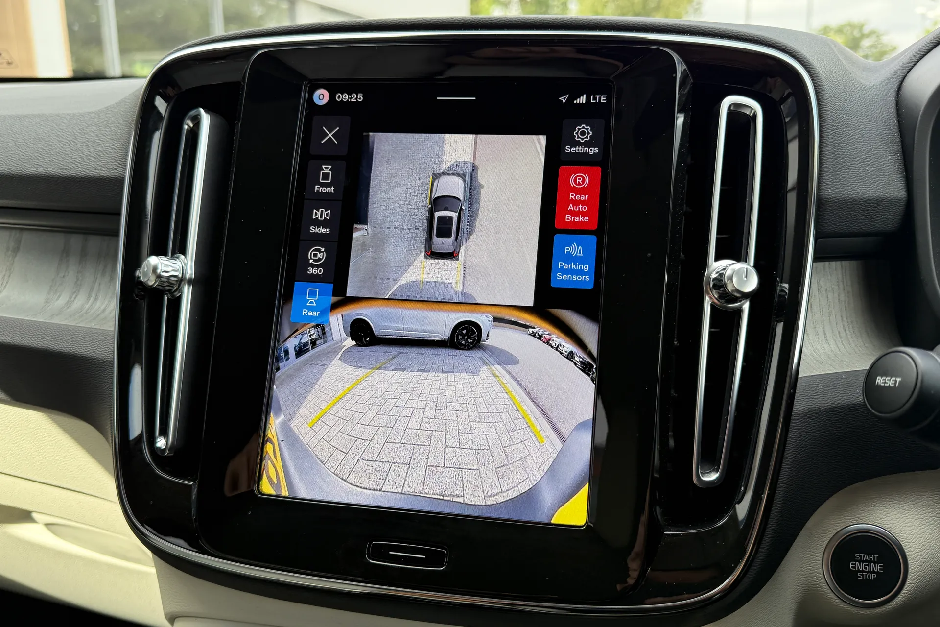 Volvo XC40 thumbnail image number 4