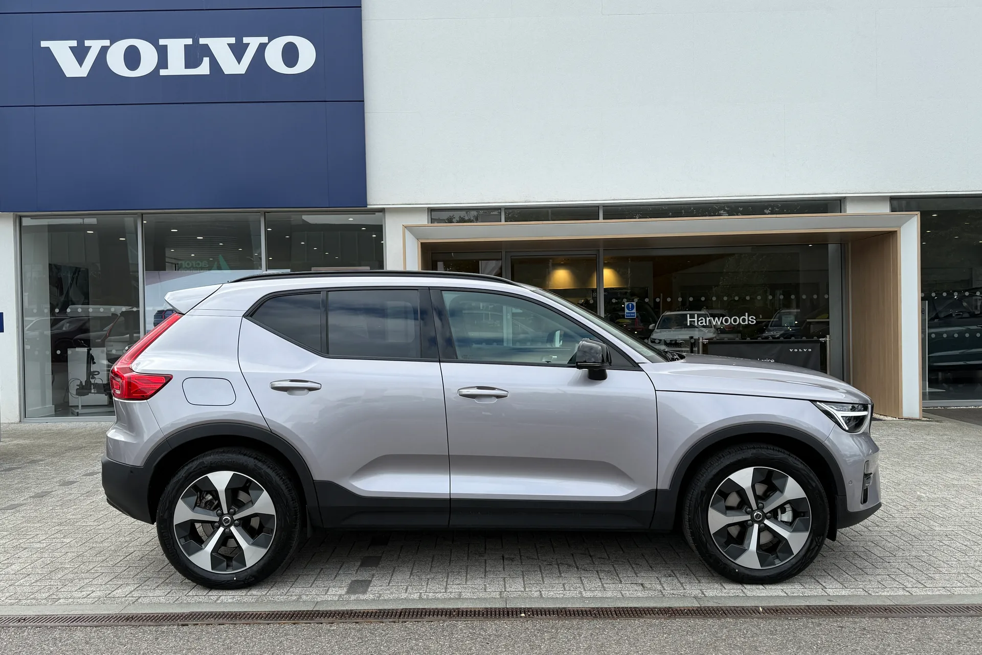 Volvo XC40 thumbnail image number 2