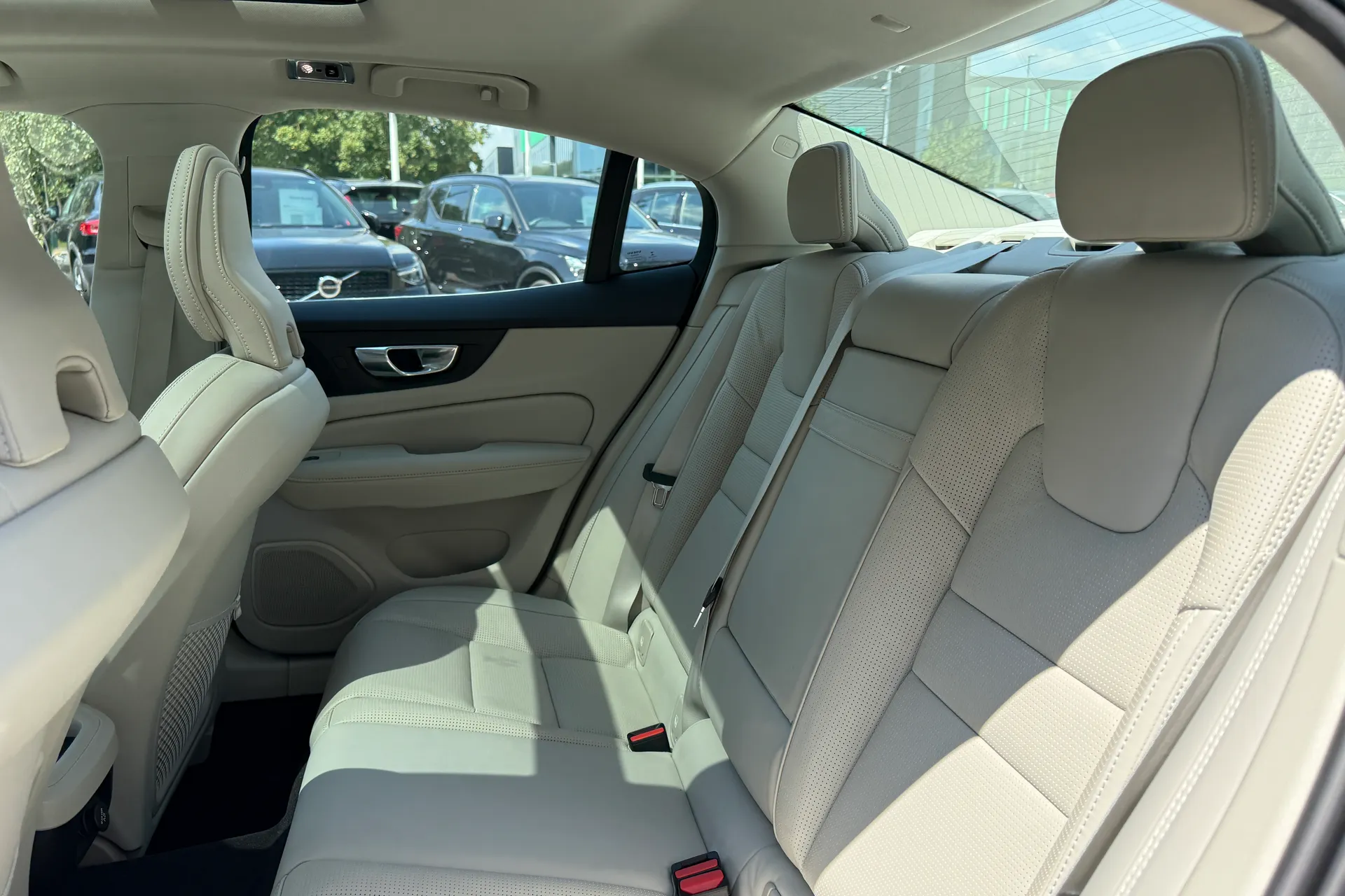 Volvo S60 thumbnail image number 31