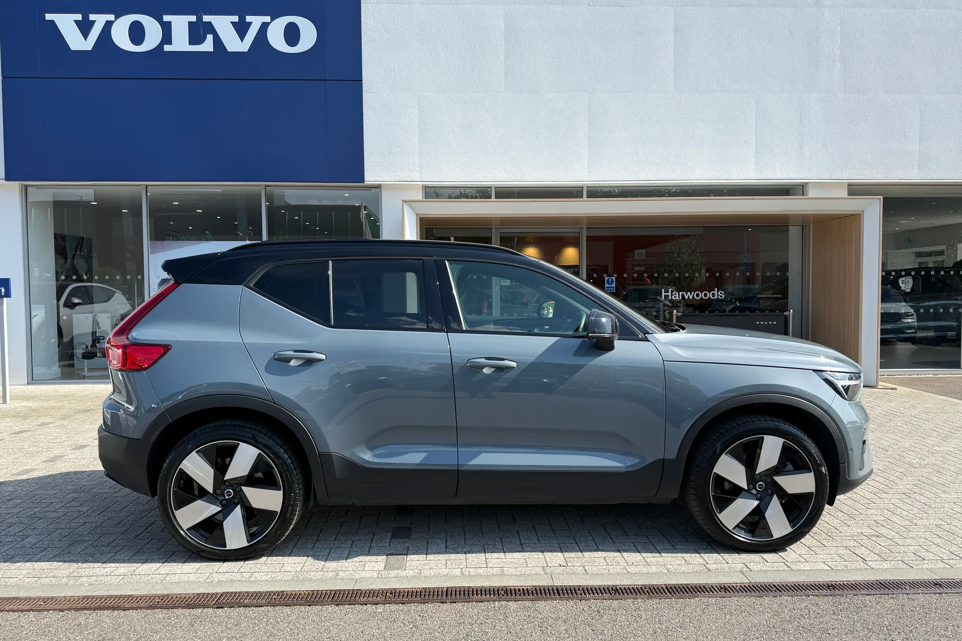 Volvo XC40 thumbnail image number 3
