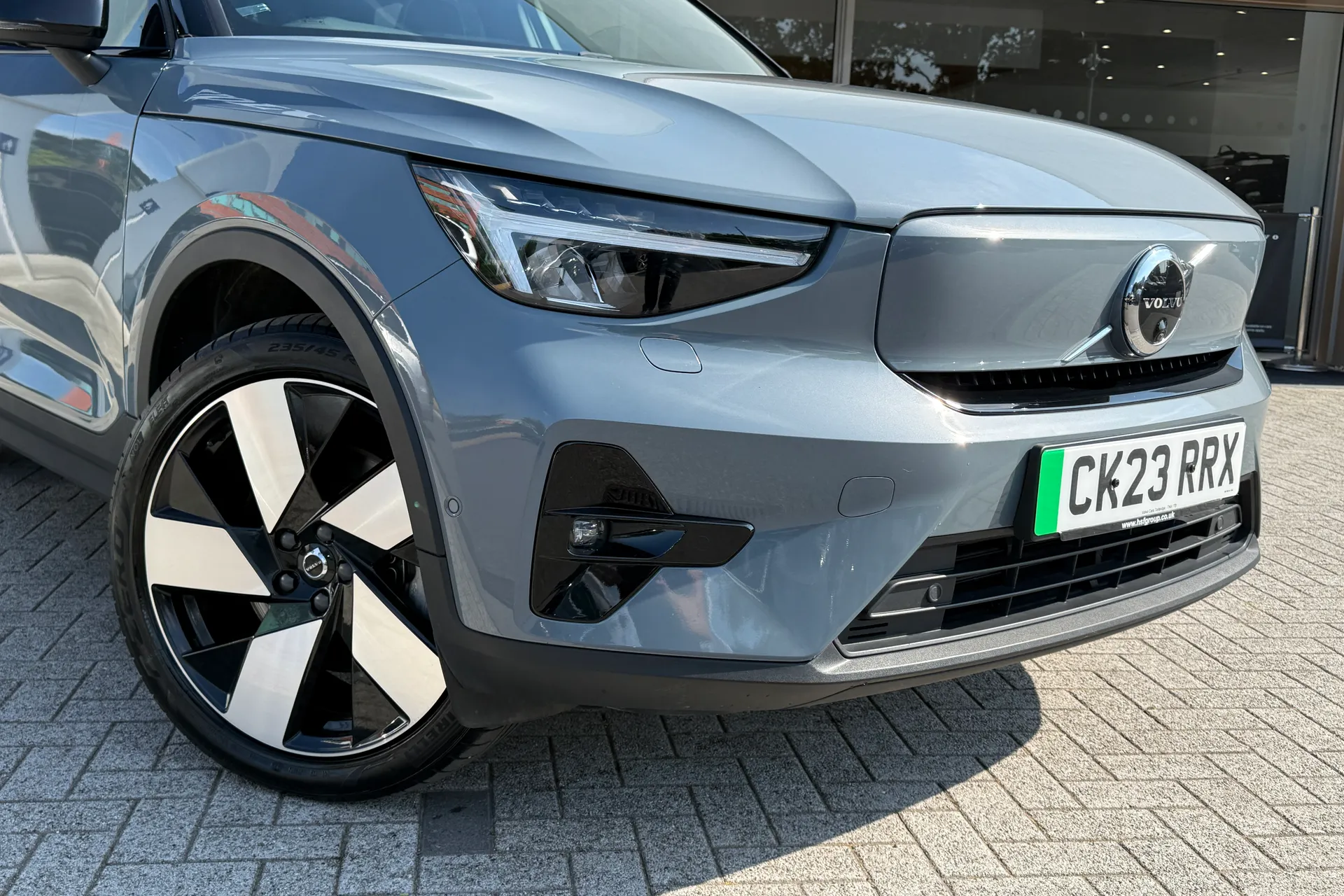 Volvo XC40 thumbnail image number 2