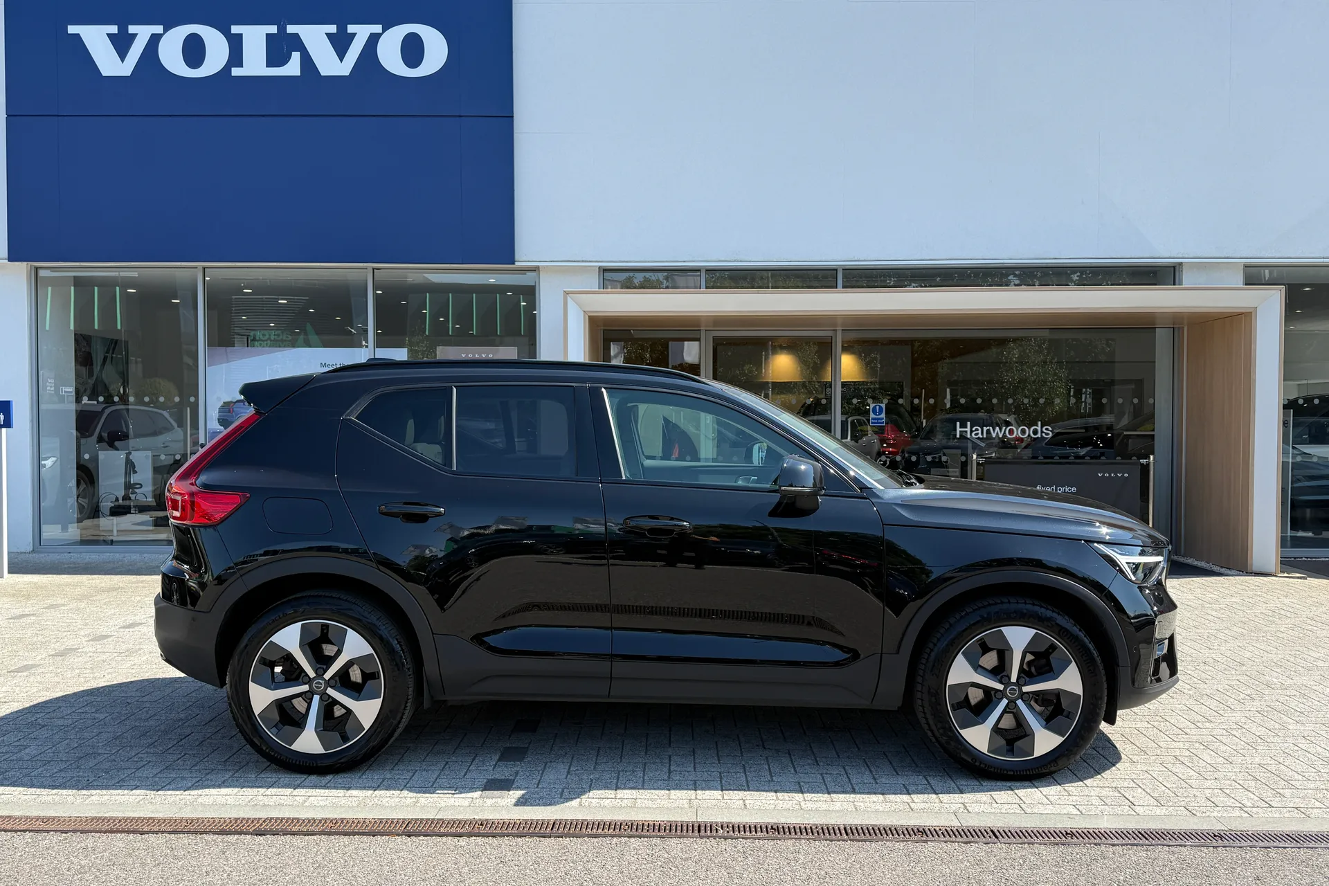 Volvo XC40 thumbnail image number 2