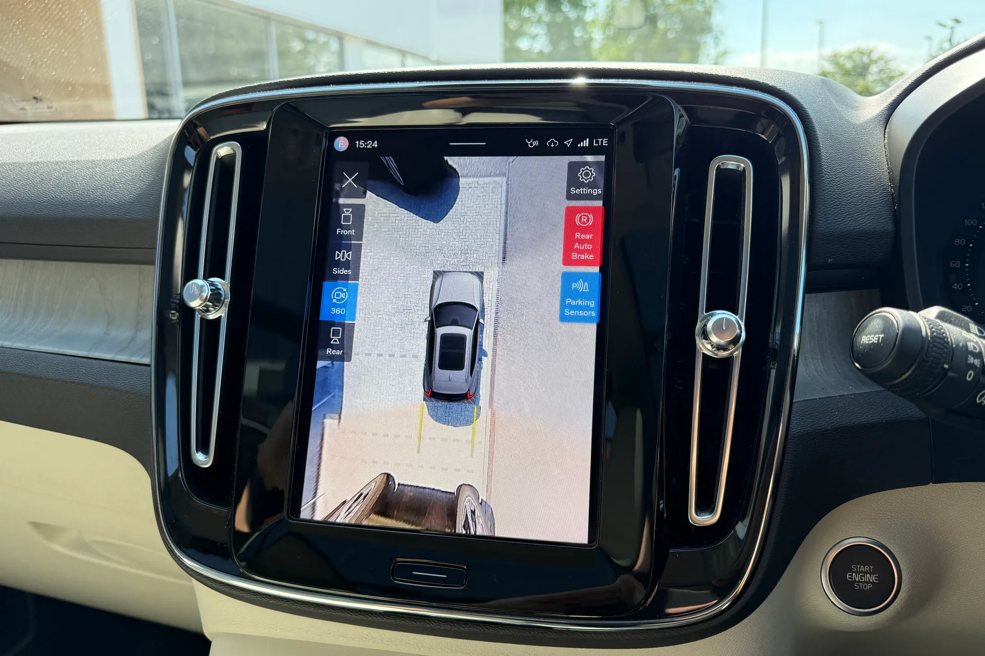Volvo XC40 thumbnail image number 4