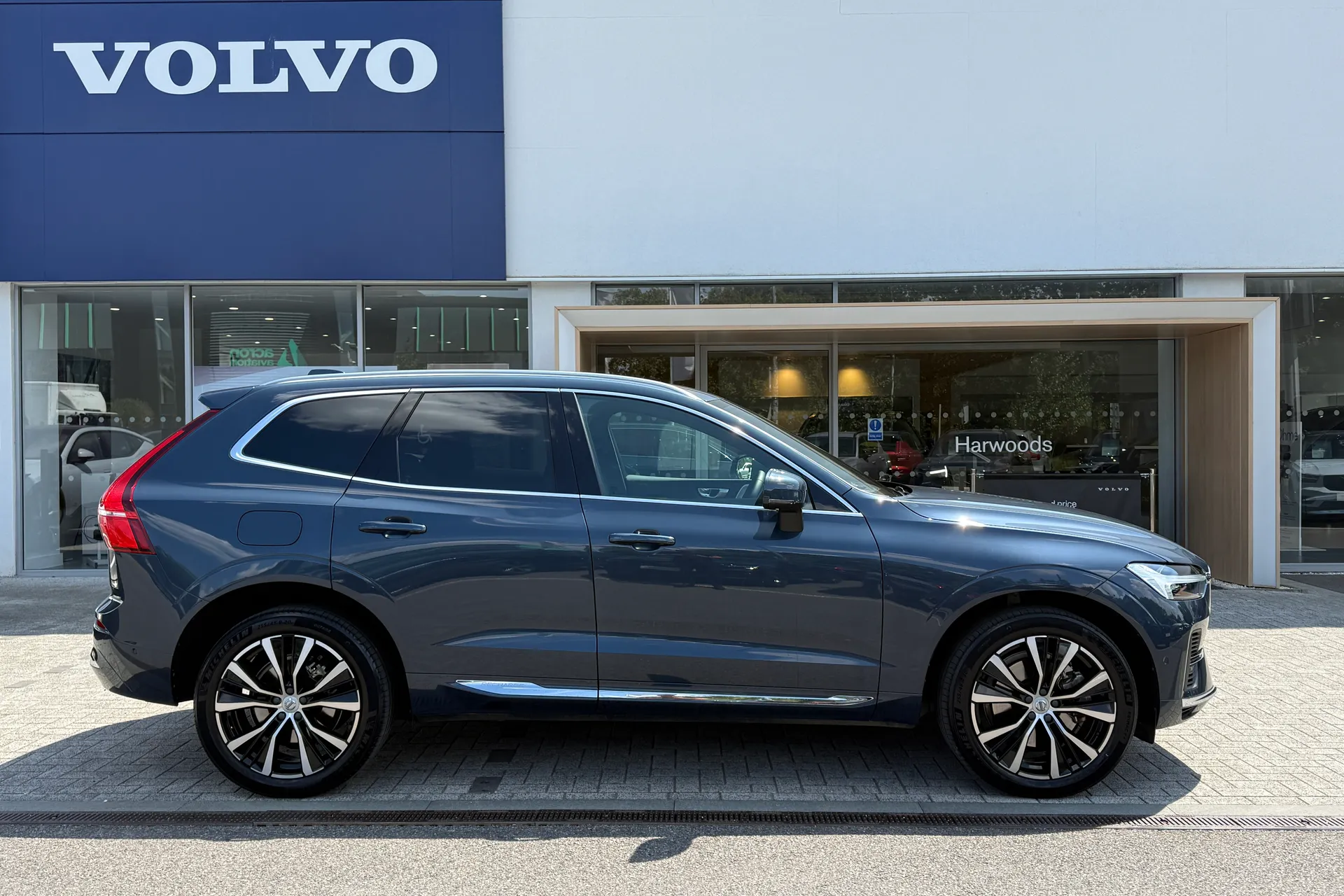 Volvo XC60 thumbnail image number 2
