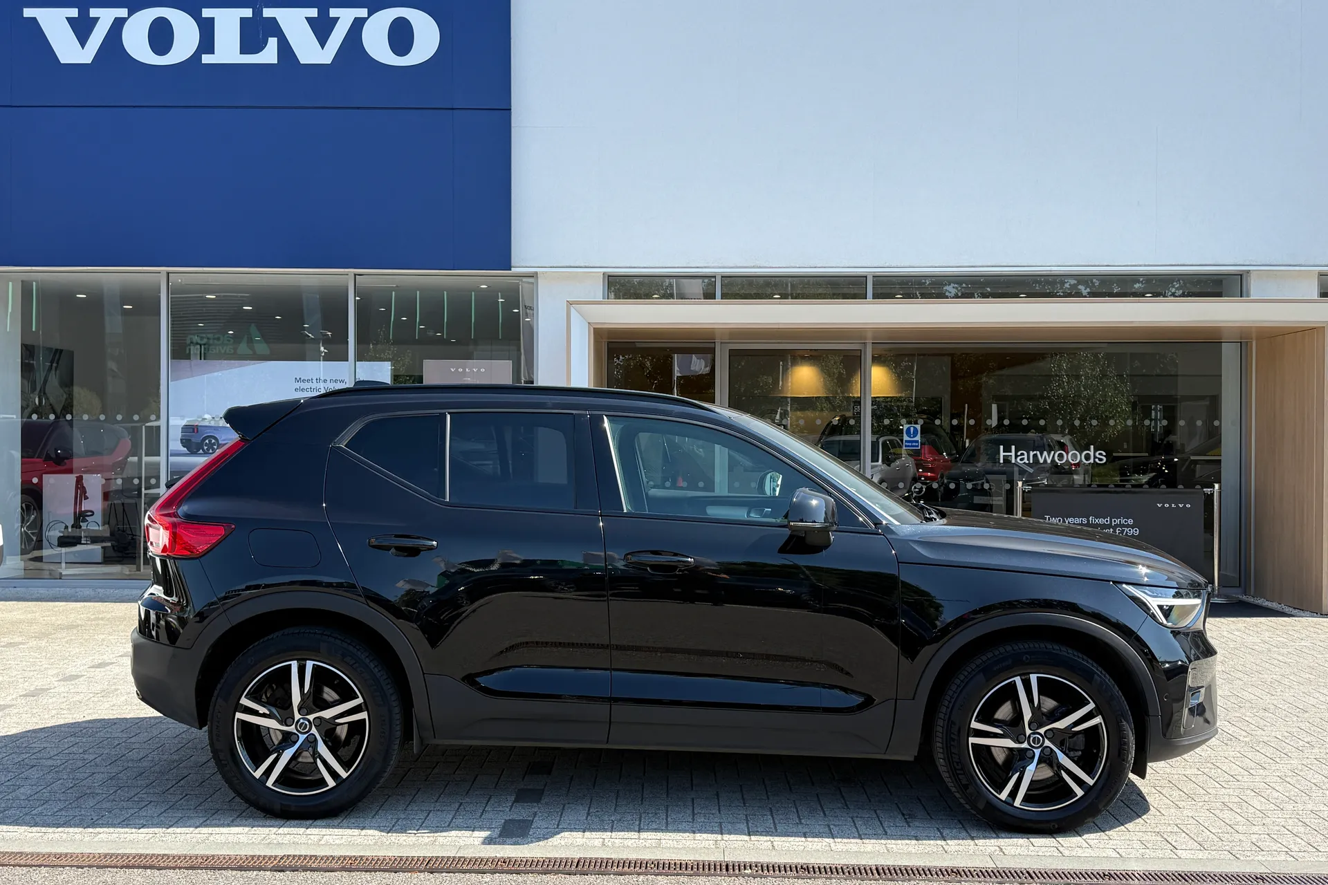 Volvo XC40 thumbnail image number 2