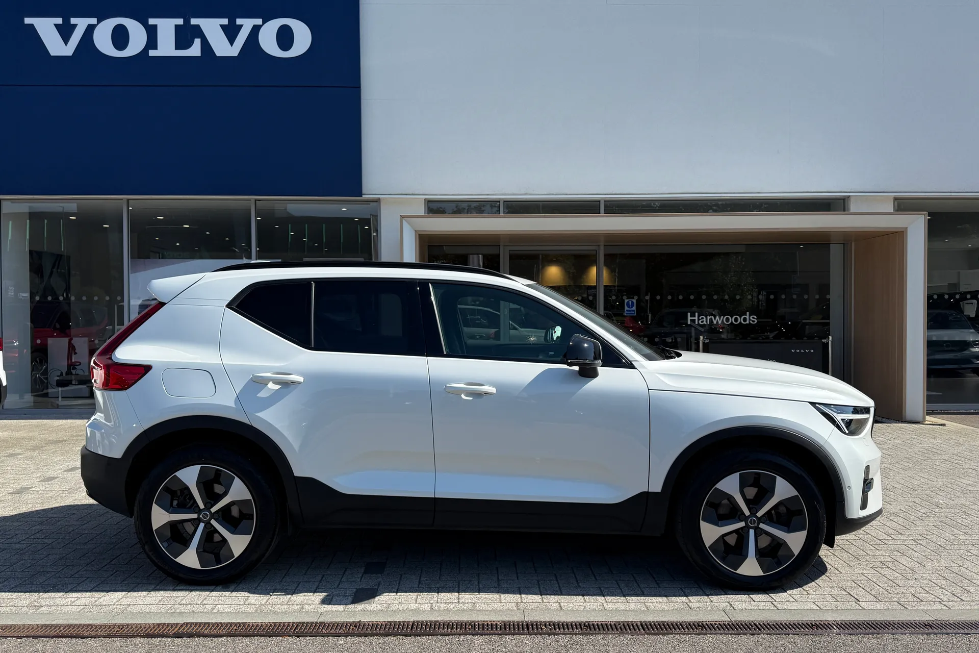 Volvo XC40 thumbnail image number 2