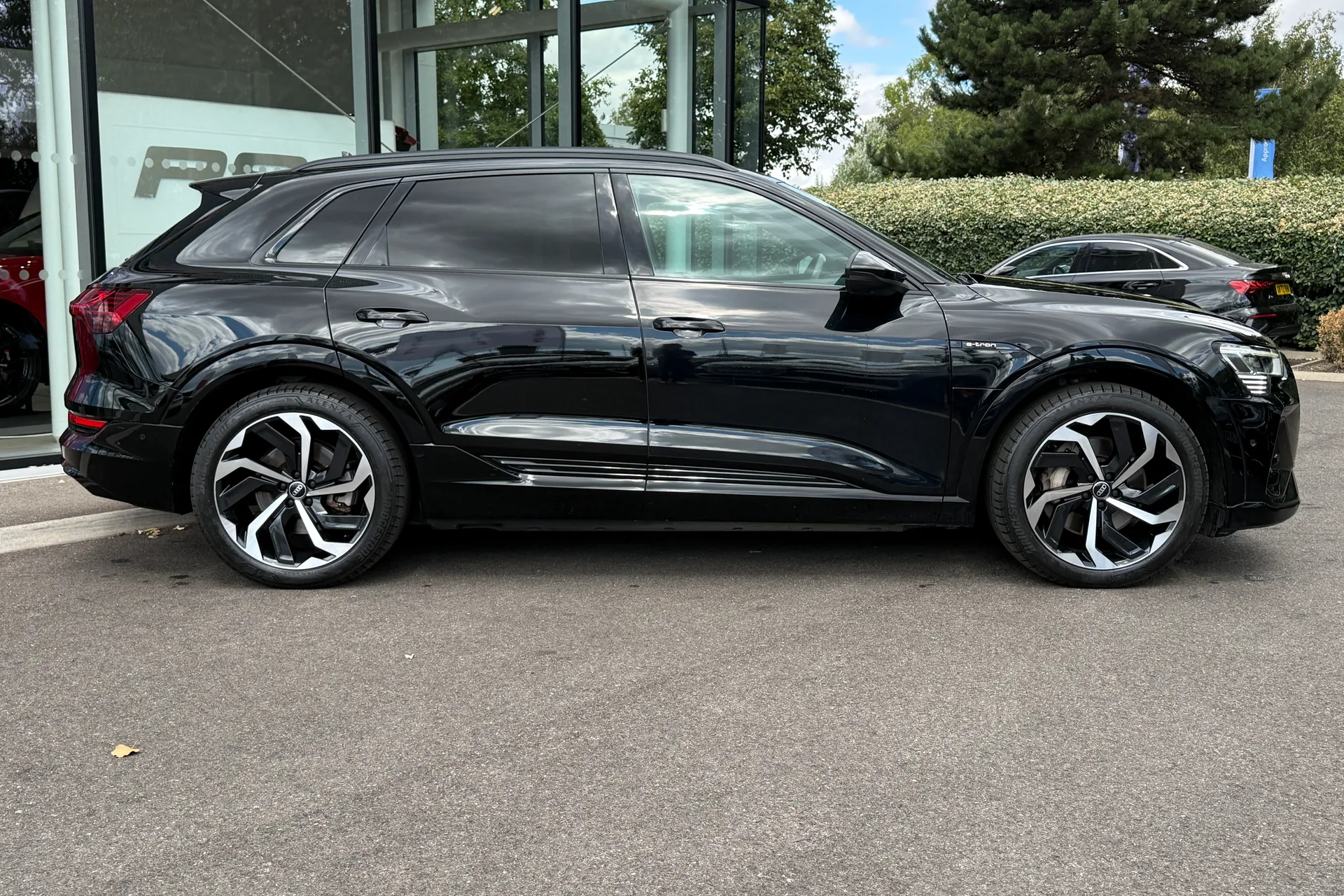 Audi e-tron thumbnail image number 2