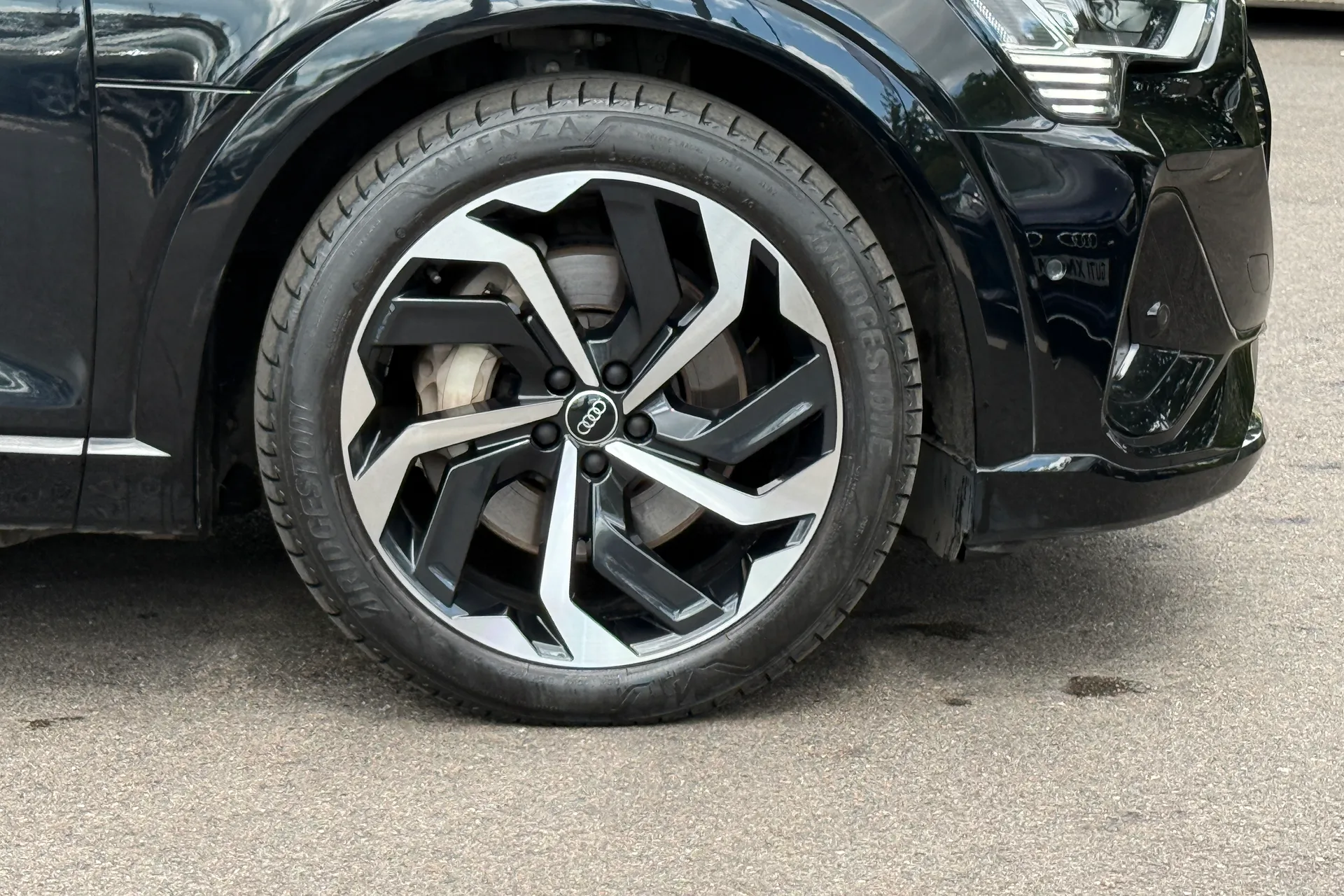 Audi e-tron thumbnail image number 16