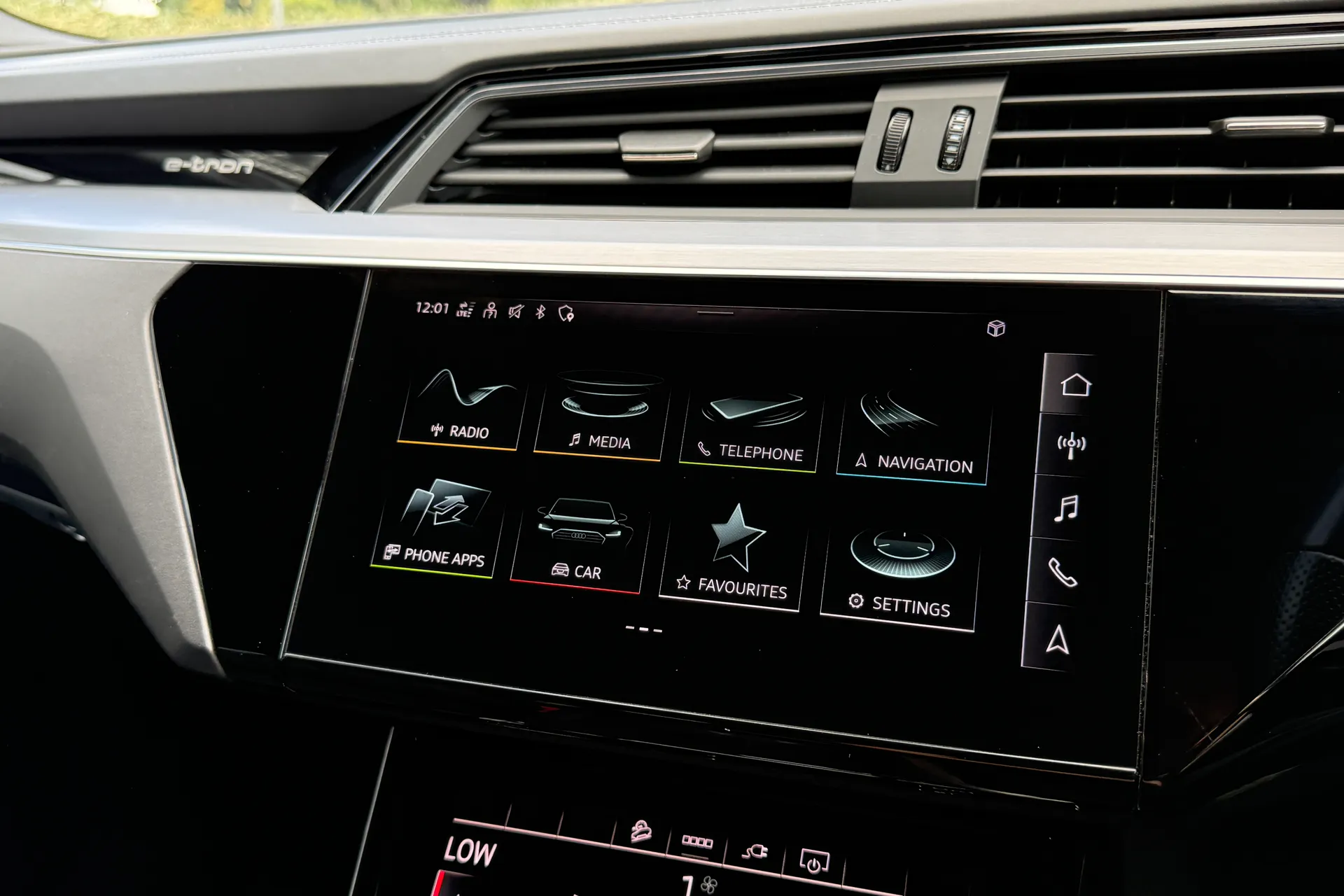 Audi e-tron thumbnail image number 34