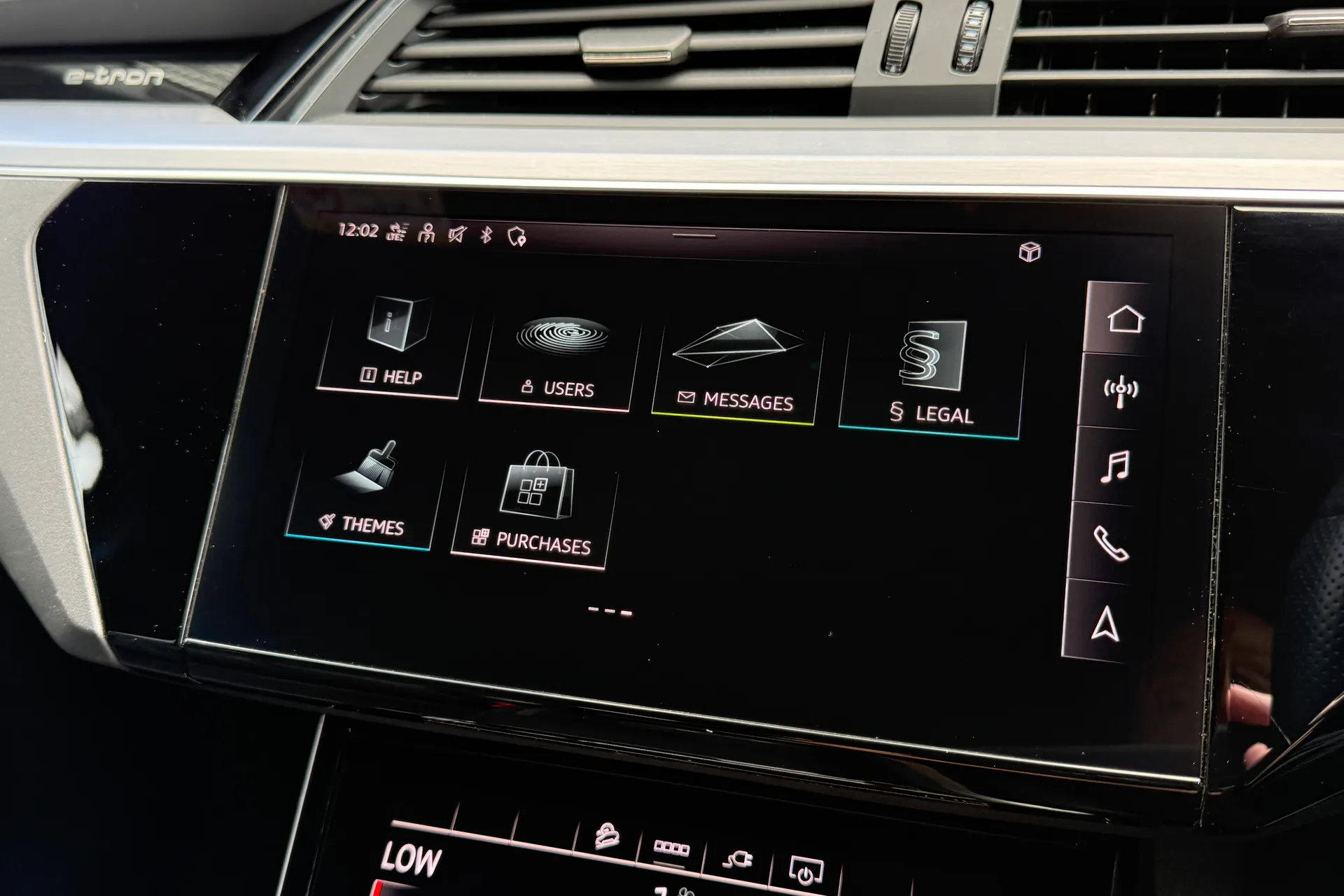 Audi e-tron thumbnail image number 36