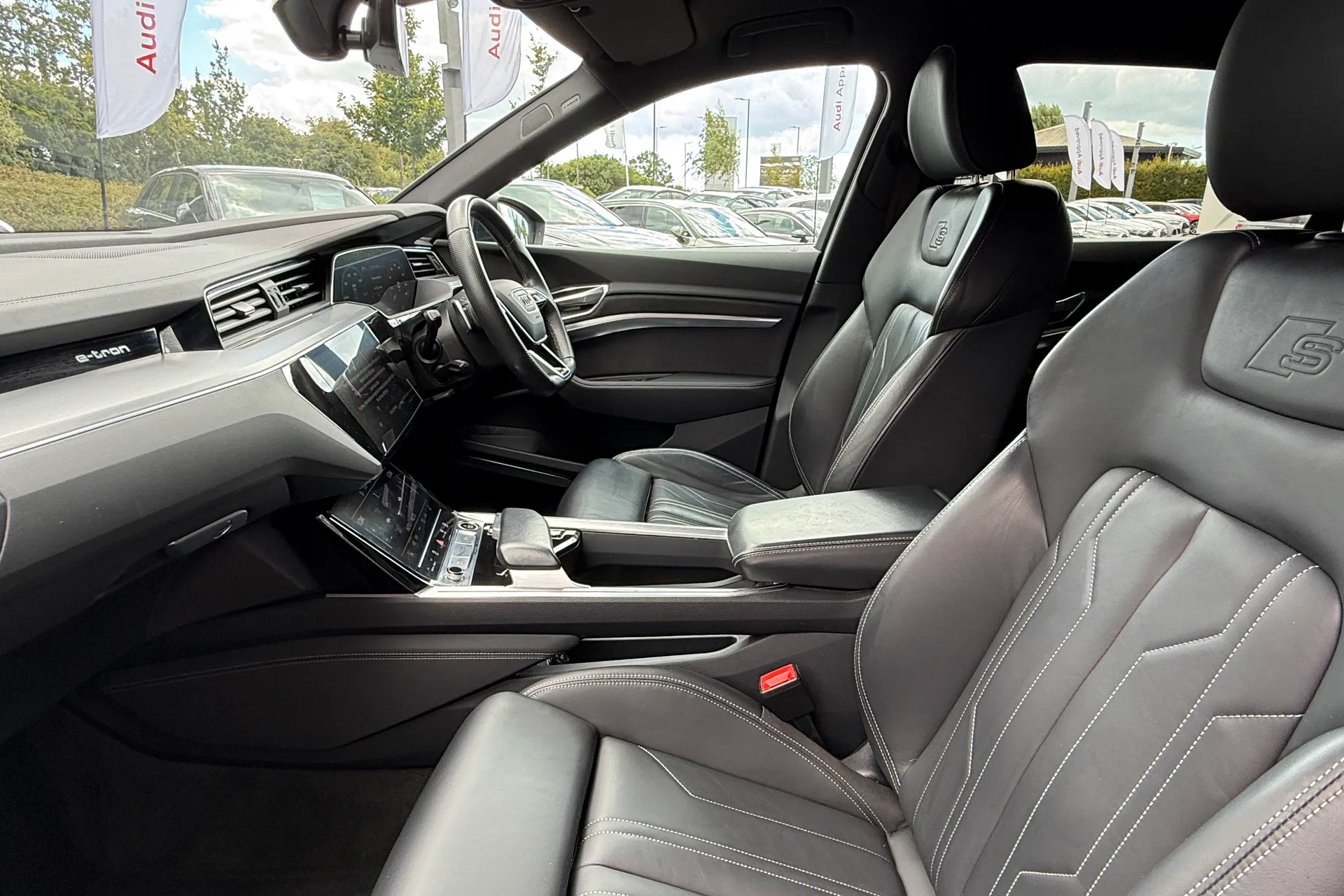 Audi e-tron thumbnail image number 30