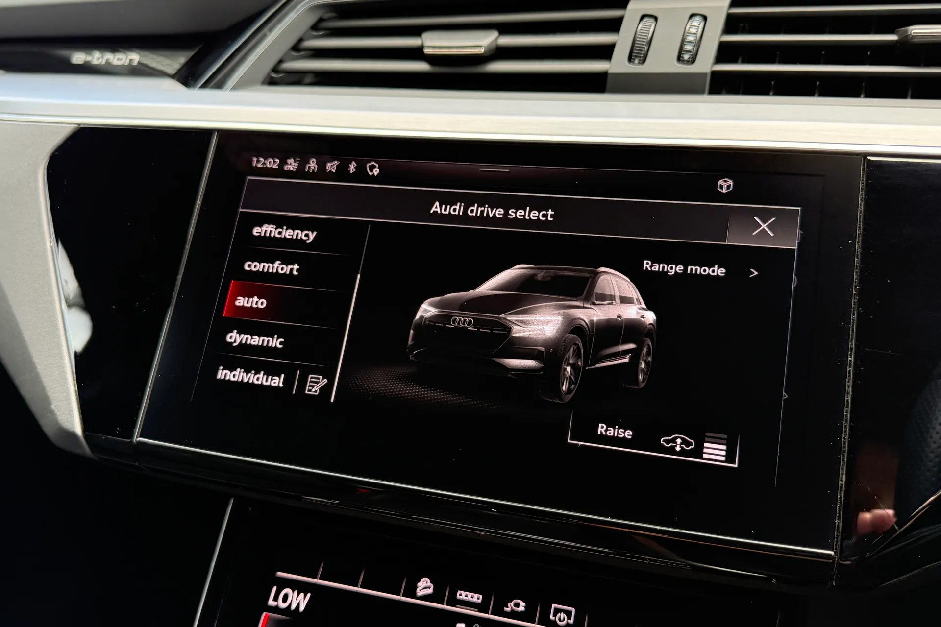 Audi e-tron thumbnail image number 22