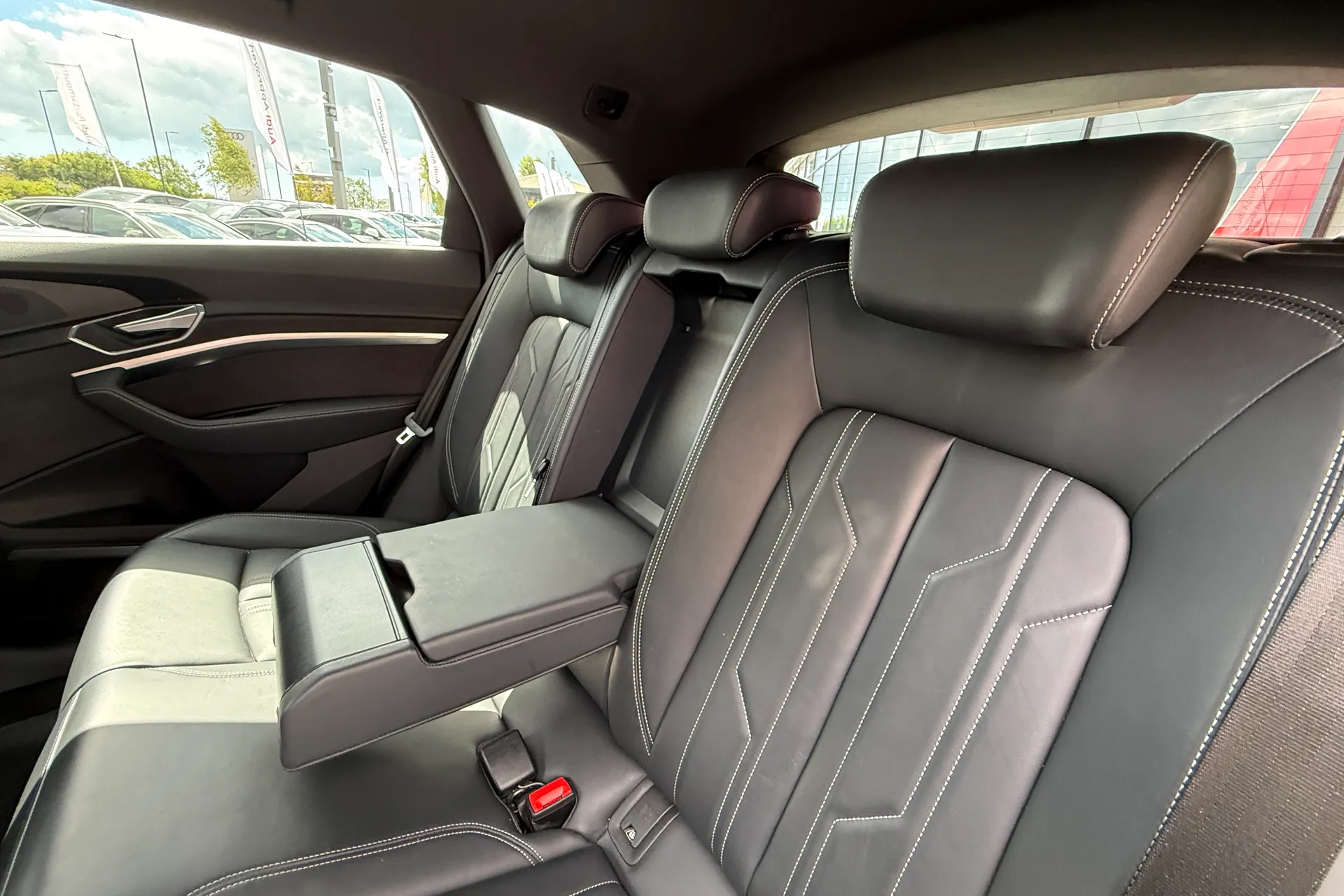 Audi e-tron thumbnail image number 39
