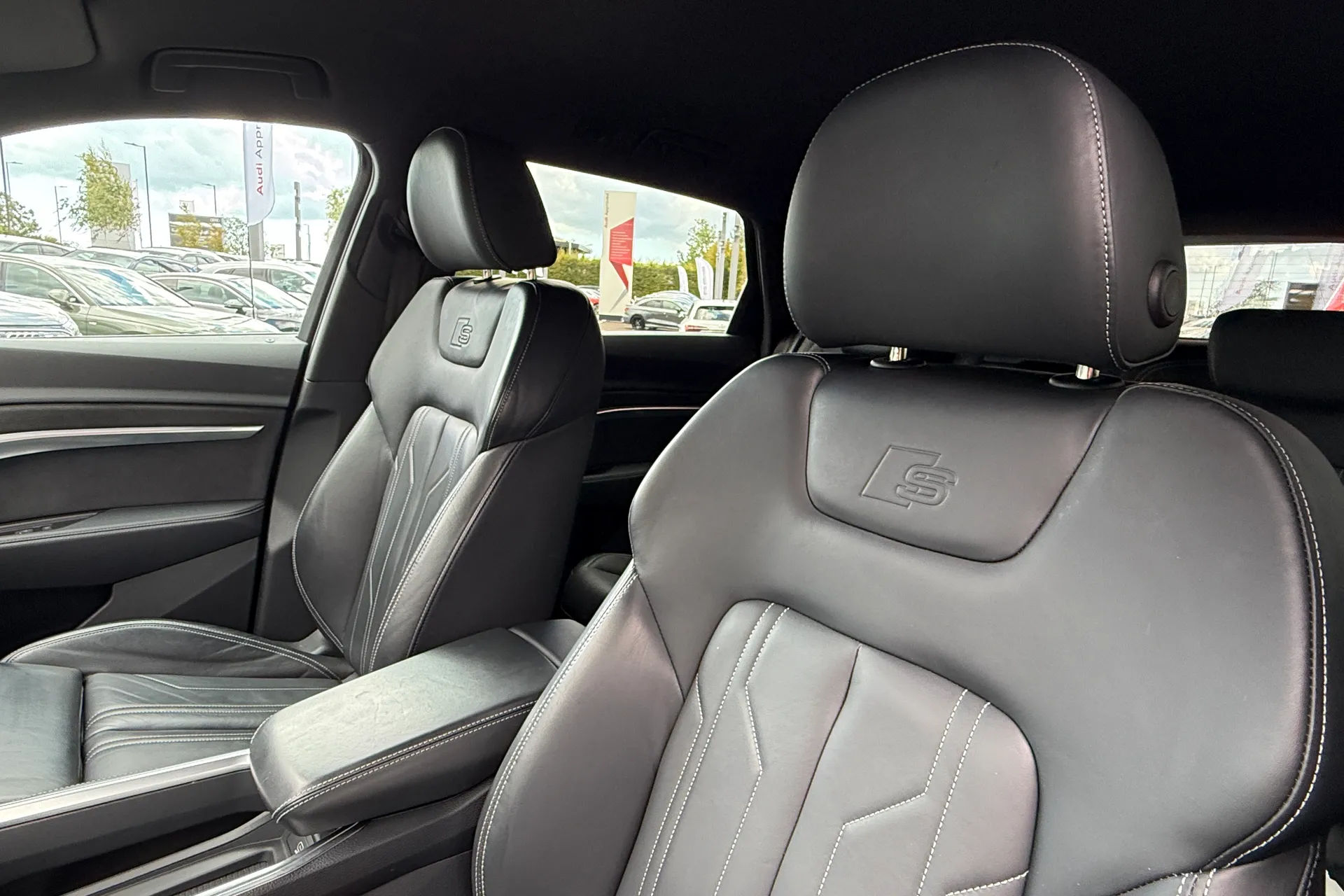 Audi e-tron thumbnail image number 32