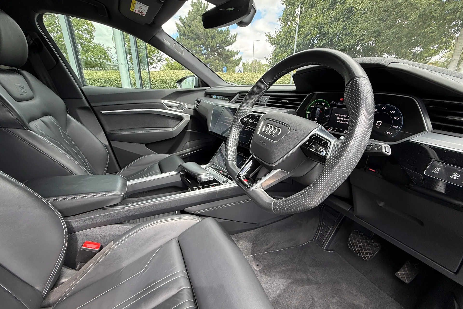 Audi e-tron thumbnail image number 40