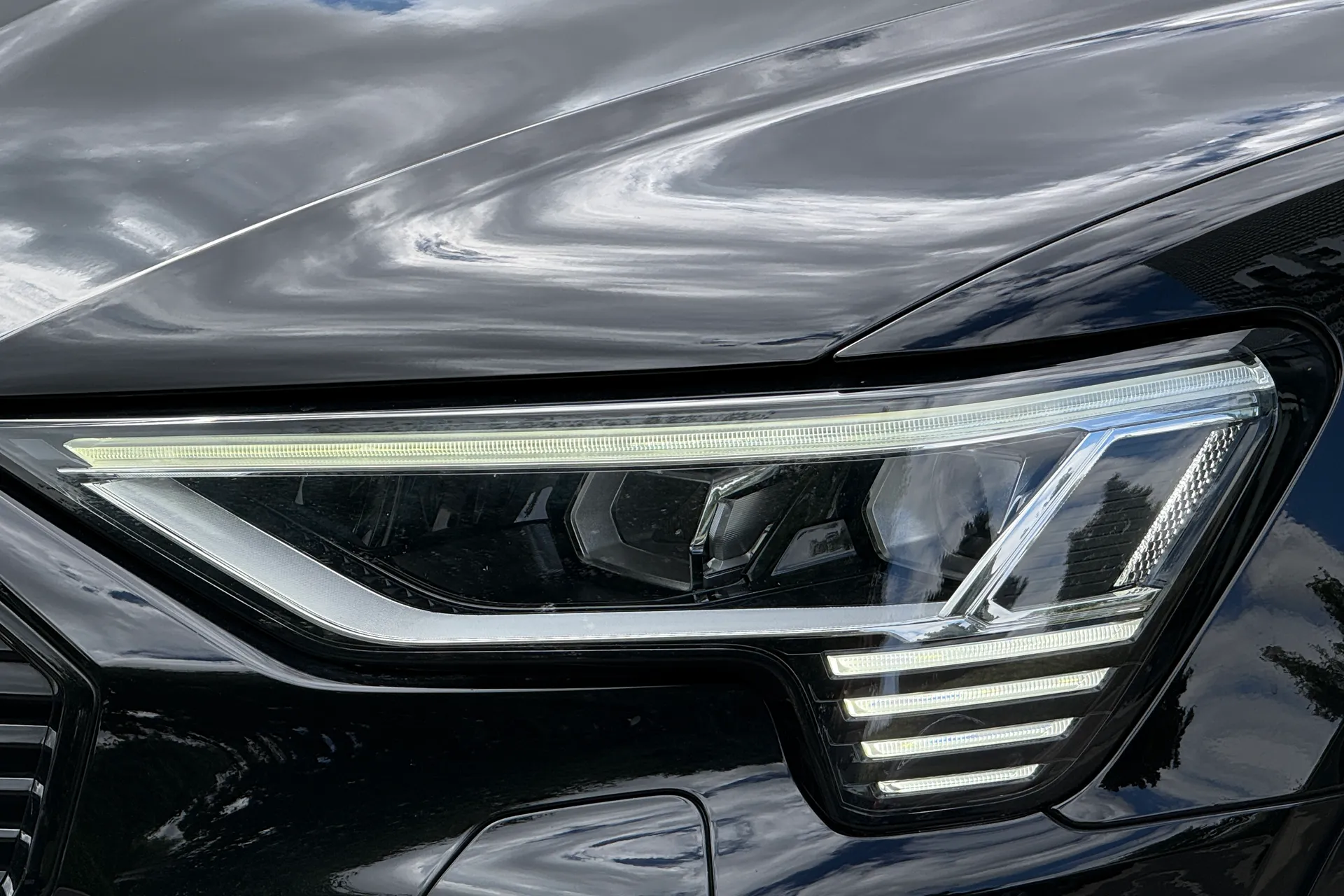 Audi e-tron thumbnail image number 33