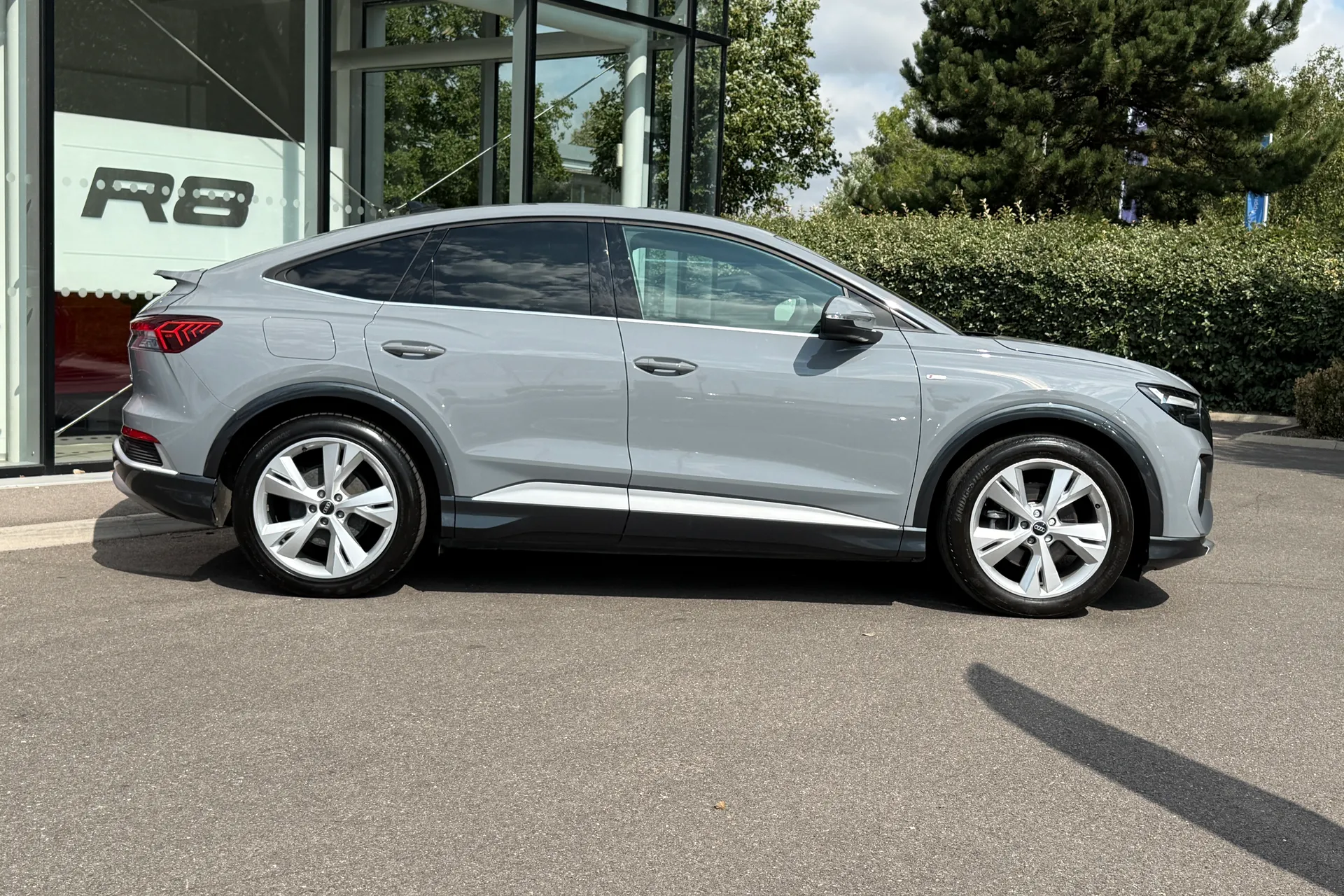 Audi Q4 thumbnail image number 2