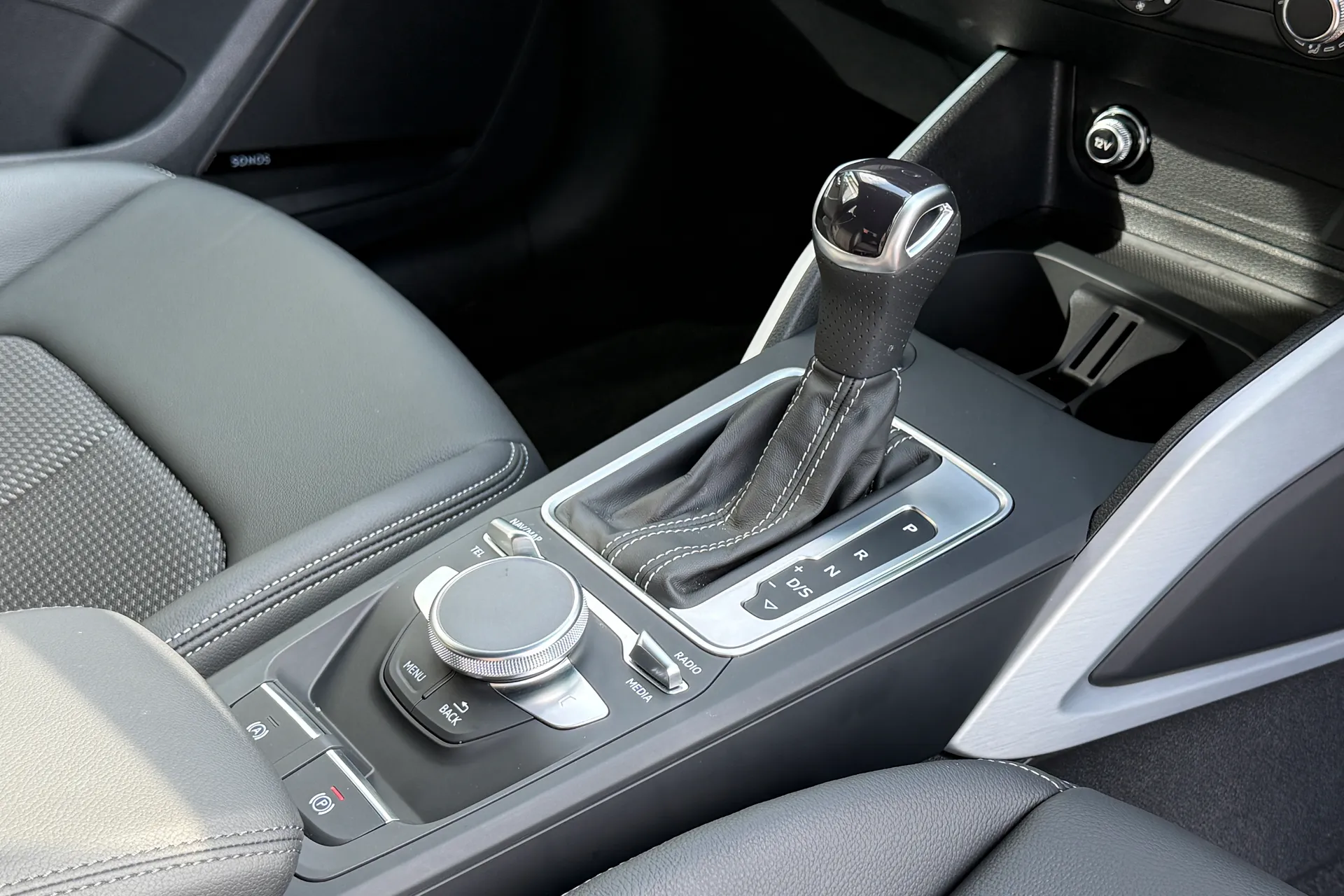 Audi Q2 thumbnail image number 17