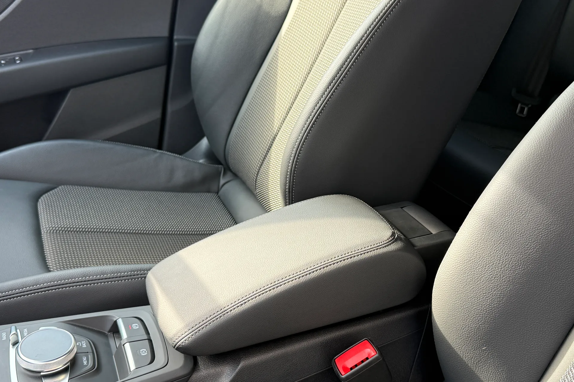 Audi Q2 thumbnail image number 35