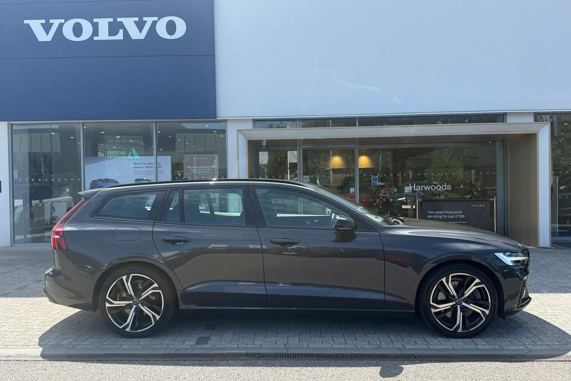 Volvo V60 thumbnail image number 2