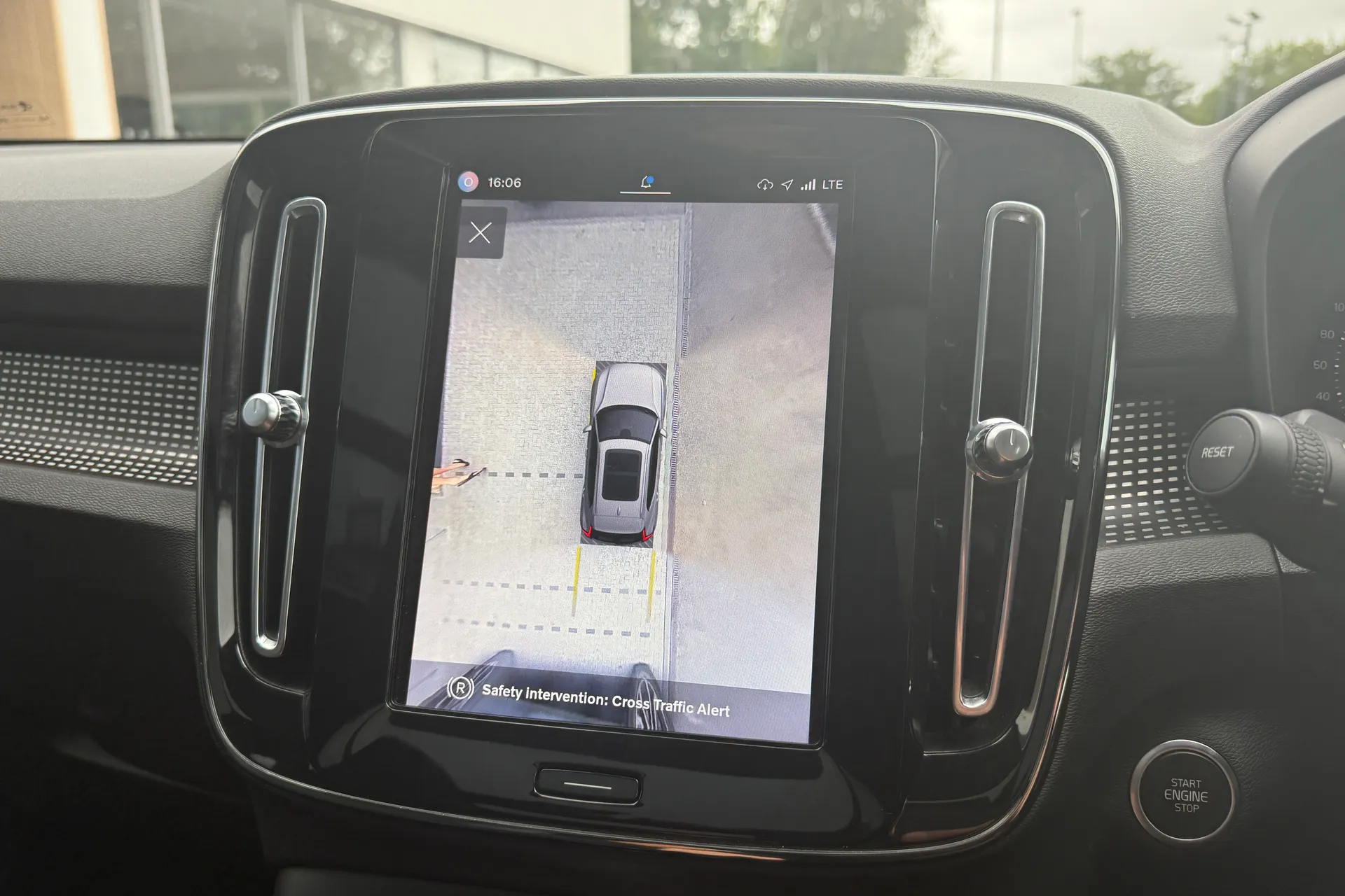 Volvo XC40 thumbnail image number 4