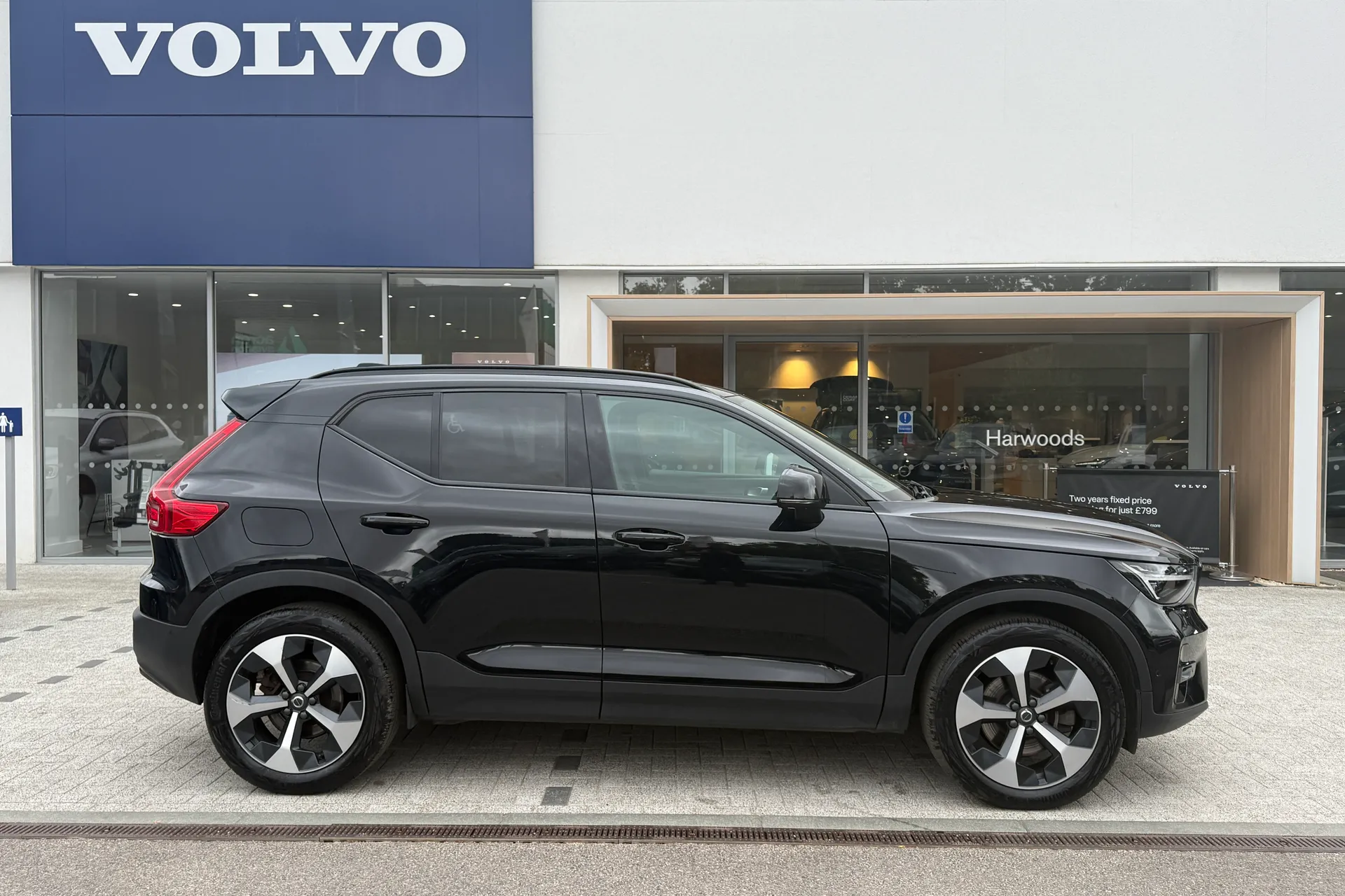Volvo XC40 thumbnail image number 2